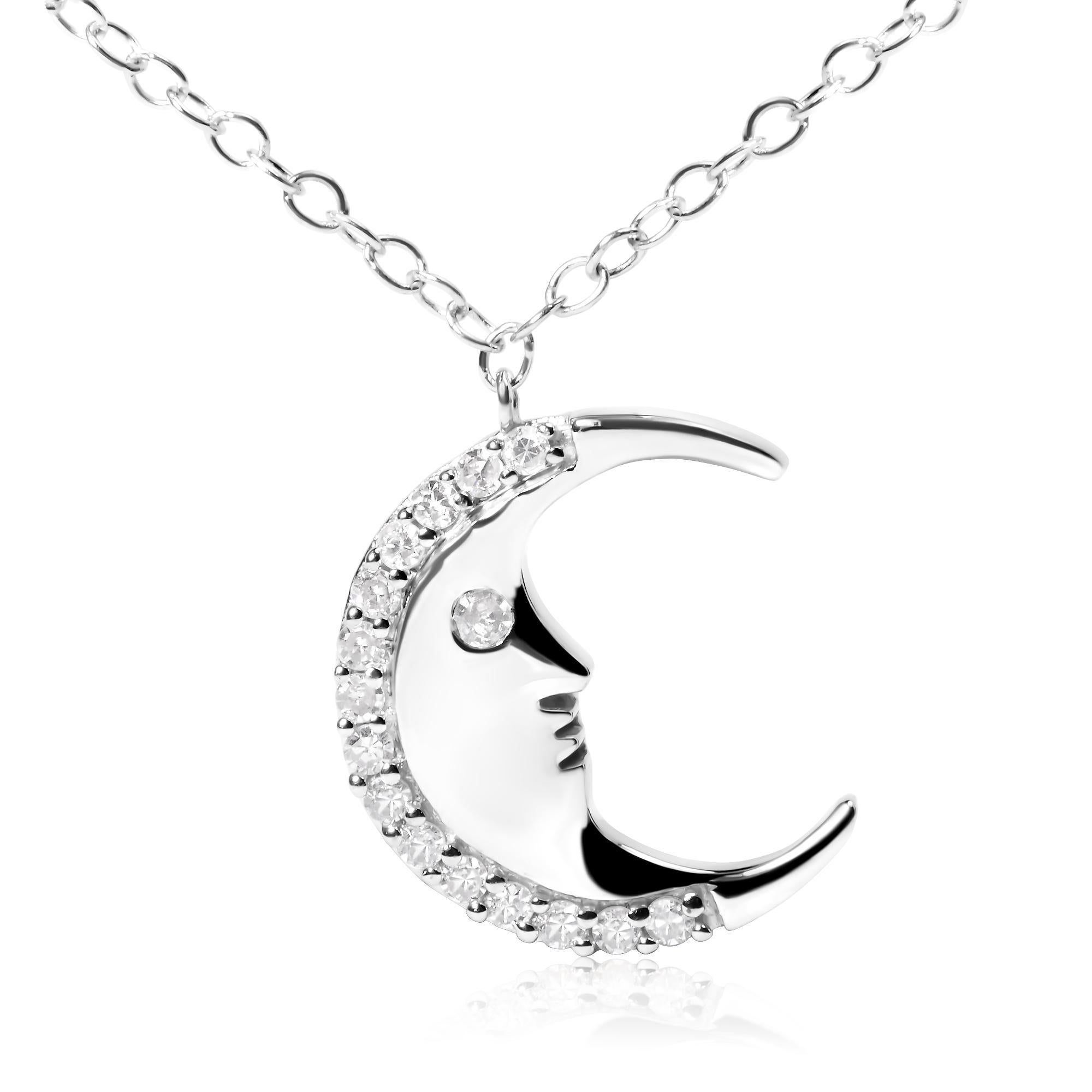 Eleganza celestiale con questa incantevole collana a forma di mezzaluna, meticolosamente scolpita in argento 925 rodiato. Questo pezzo cattura il misticismo del cielo notturno, con un uomo sulla luna splendidamente dettagliato, il cui singolare