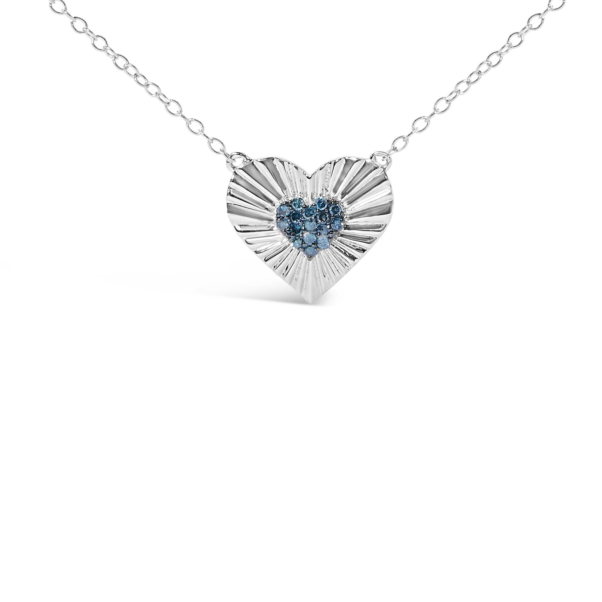 Fabriqué en argent sterling 925 plaqué rhodium, ce collier exquis est orné d'un pendentif en forme de cœur qui est à la fois un symbole d'amour et un témoignage de la finesse de l'artisanat. En son centre, une grappe de diamants naturels,