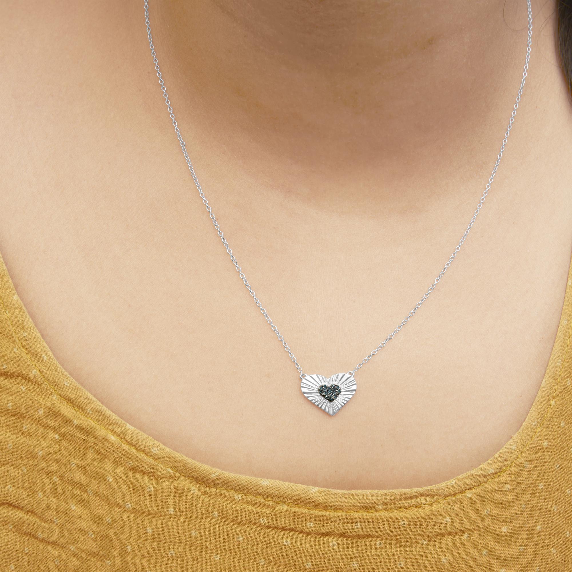 Taille ronde Collier pendentif cœur en argent sterling avec diamants bleus traités de 1/10 ct. pt.