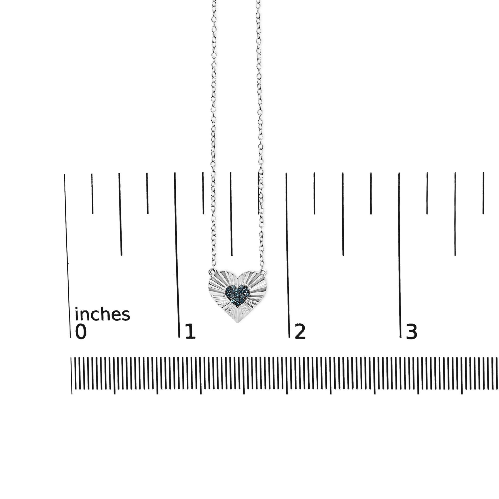 Collier pendentif cœur en argent sterling avec diamants bleus traités de 1/10 ct. pt. Neuf à New York, NY