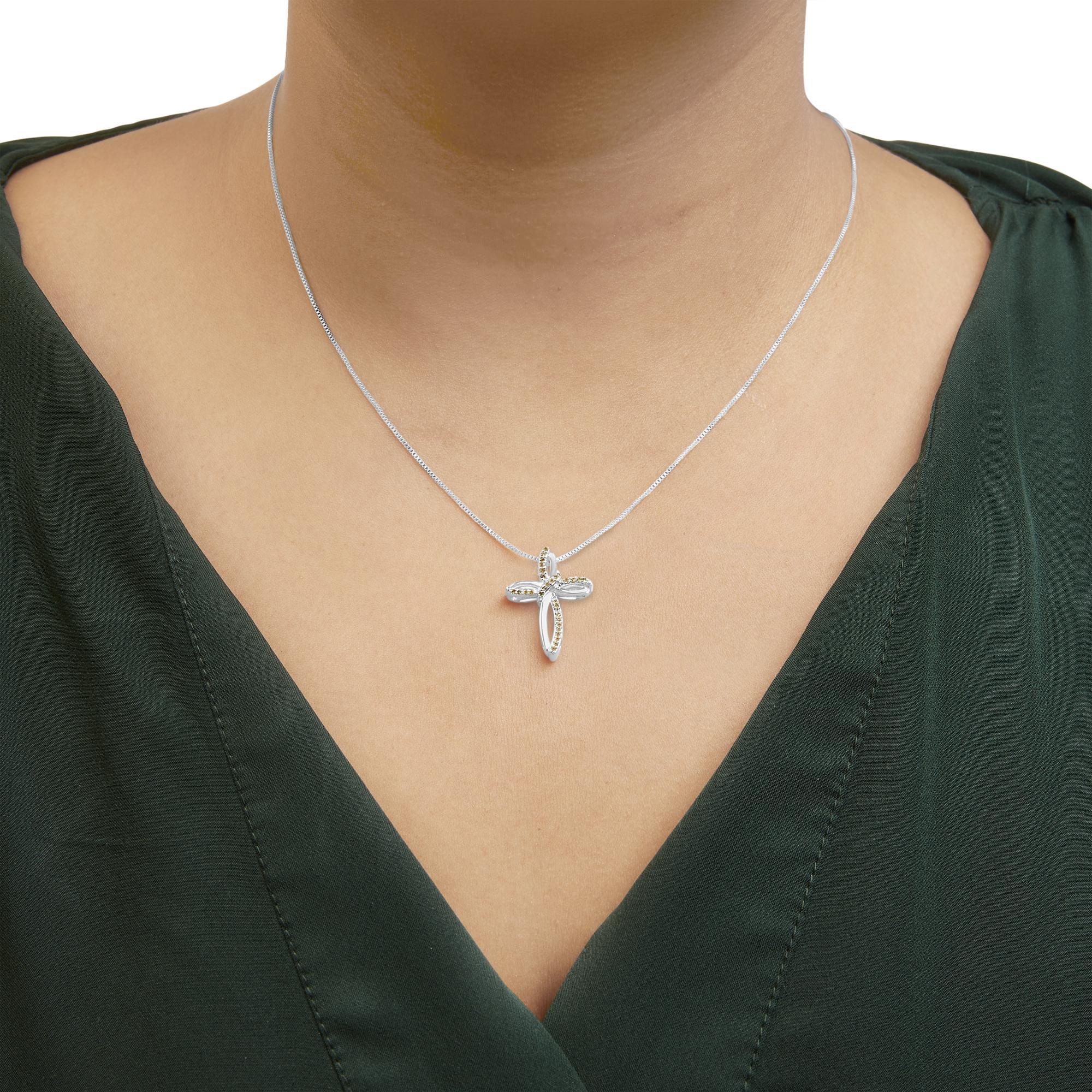 Taglio rotondo Collana con ciondolo a forma di nastro e croce in argento sterling con diamanti gialli da 1/10 Cttw