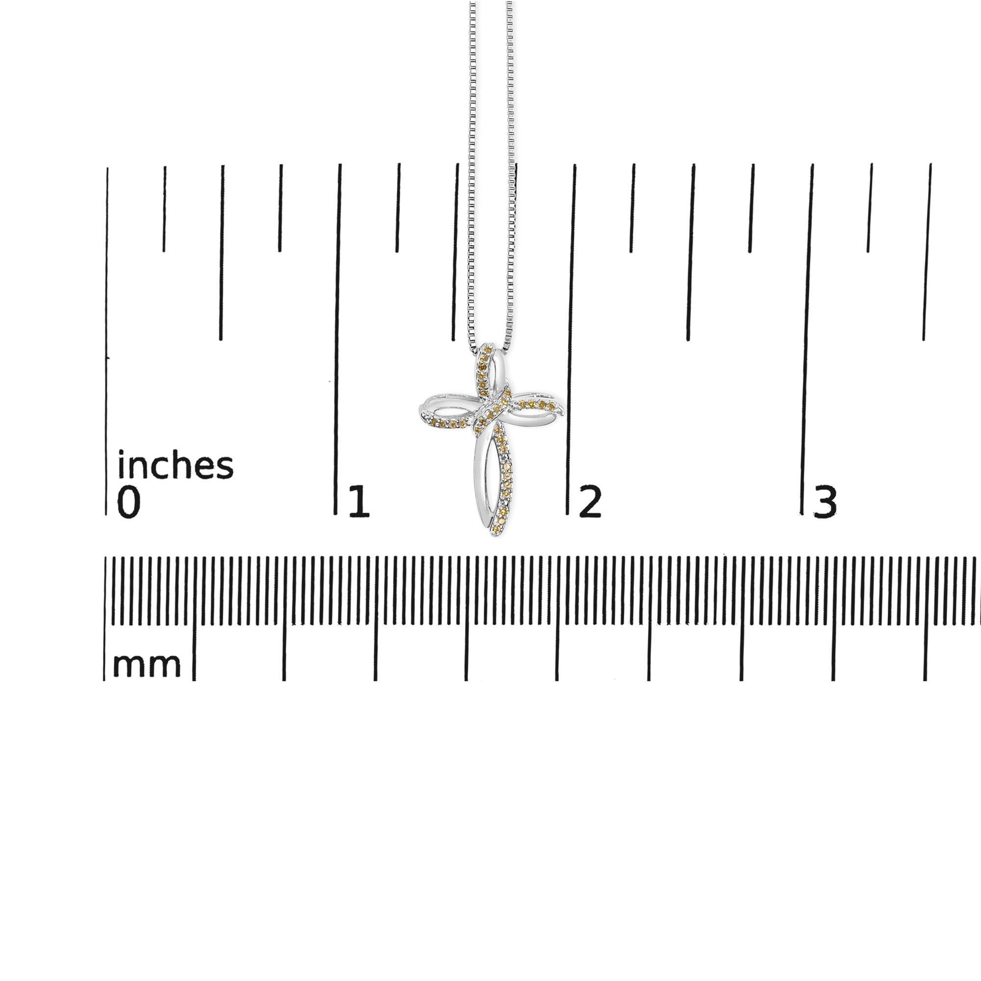 Collana con ciondolo a forma di nastro e croce in argento sterling con diamanti gialli da 1/10 Cttw In condizioni Nuovo a New York, NY