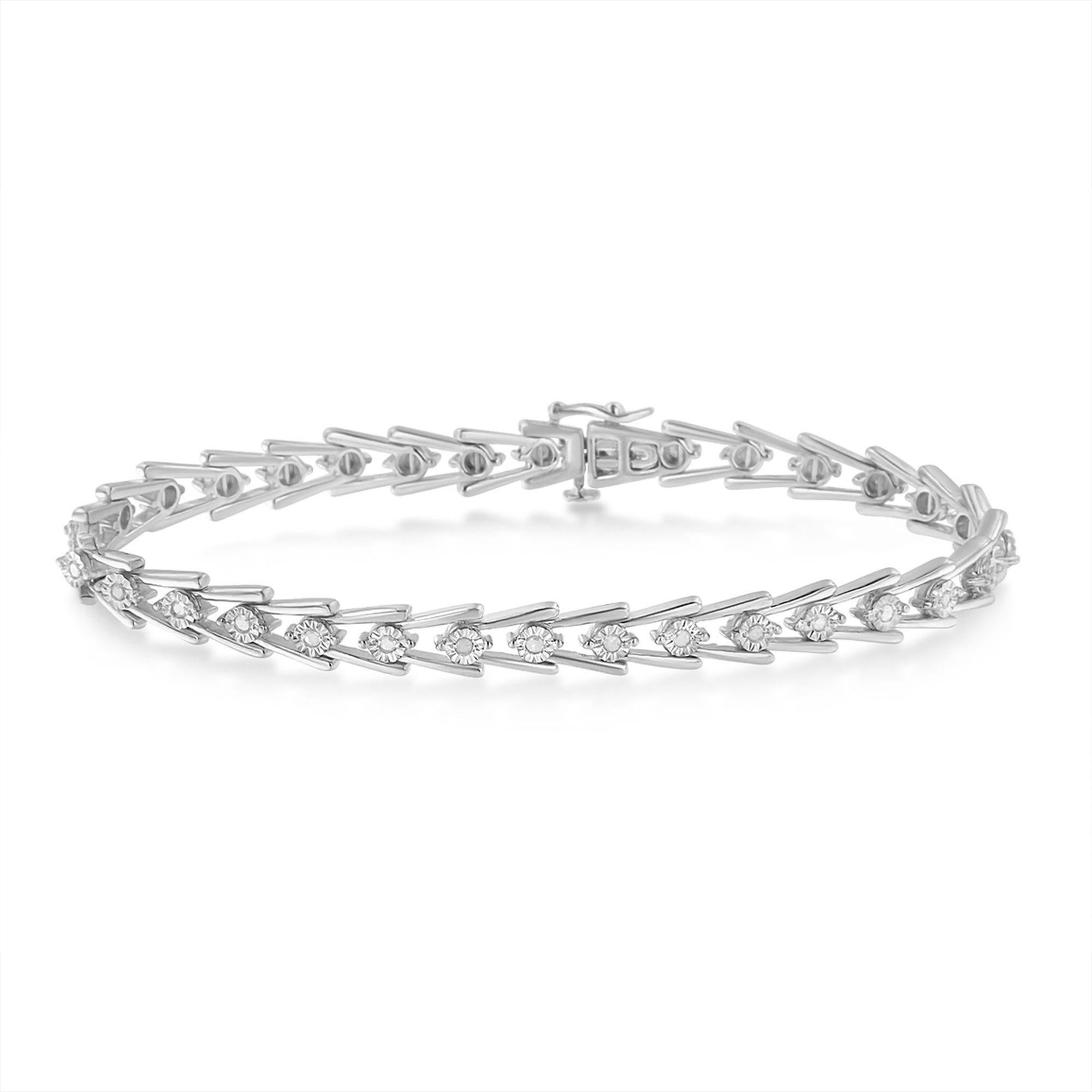 Lo que hace que esta pulsera de plata de ley sea tan única es la forma en que cada eslabón intrincadamente detallado fluye hacia el siguiente para conseguir un espectacular efecto ondulado. Y los 32 llamativos diamantes que contiene en su interior