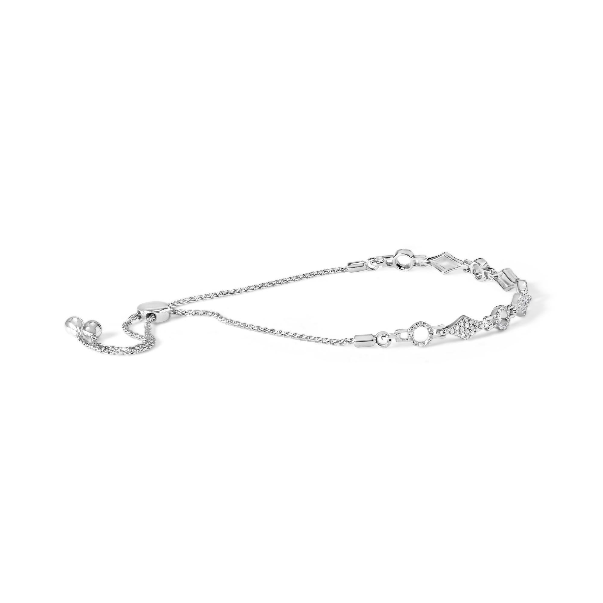 Prova l'incanto della raffinatezza con questo bracciale bolo regolabile in argento 925, una tela scintillante che dipinge il tuo polso con il fascino dei diamanti naturali. Realizzato ad arte, questo squisito accessorio sfoggia una sequenza unica di