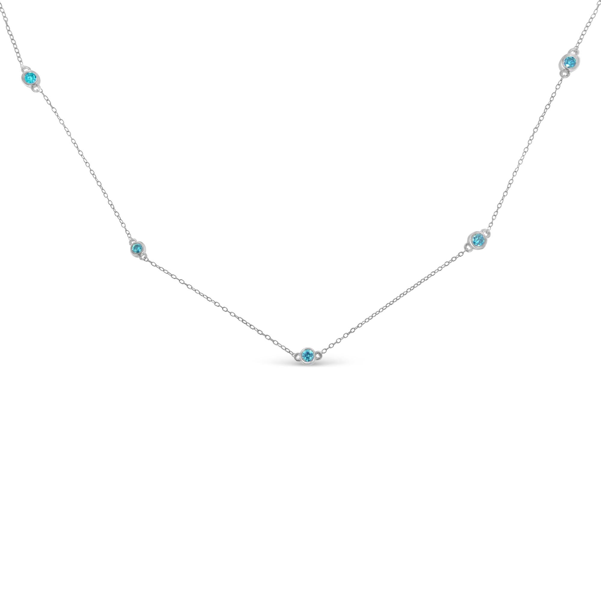 Aggiungi un tocco di eleganza al tuo abbigliamento con questa incantevole collana di diamanti da cortile. Creato nel migliore argento sterling 0,925, questo pezzo è trattato con 5 scintillanti diamanti a taglio rotondo incastonati in un castone. I