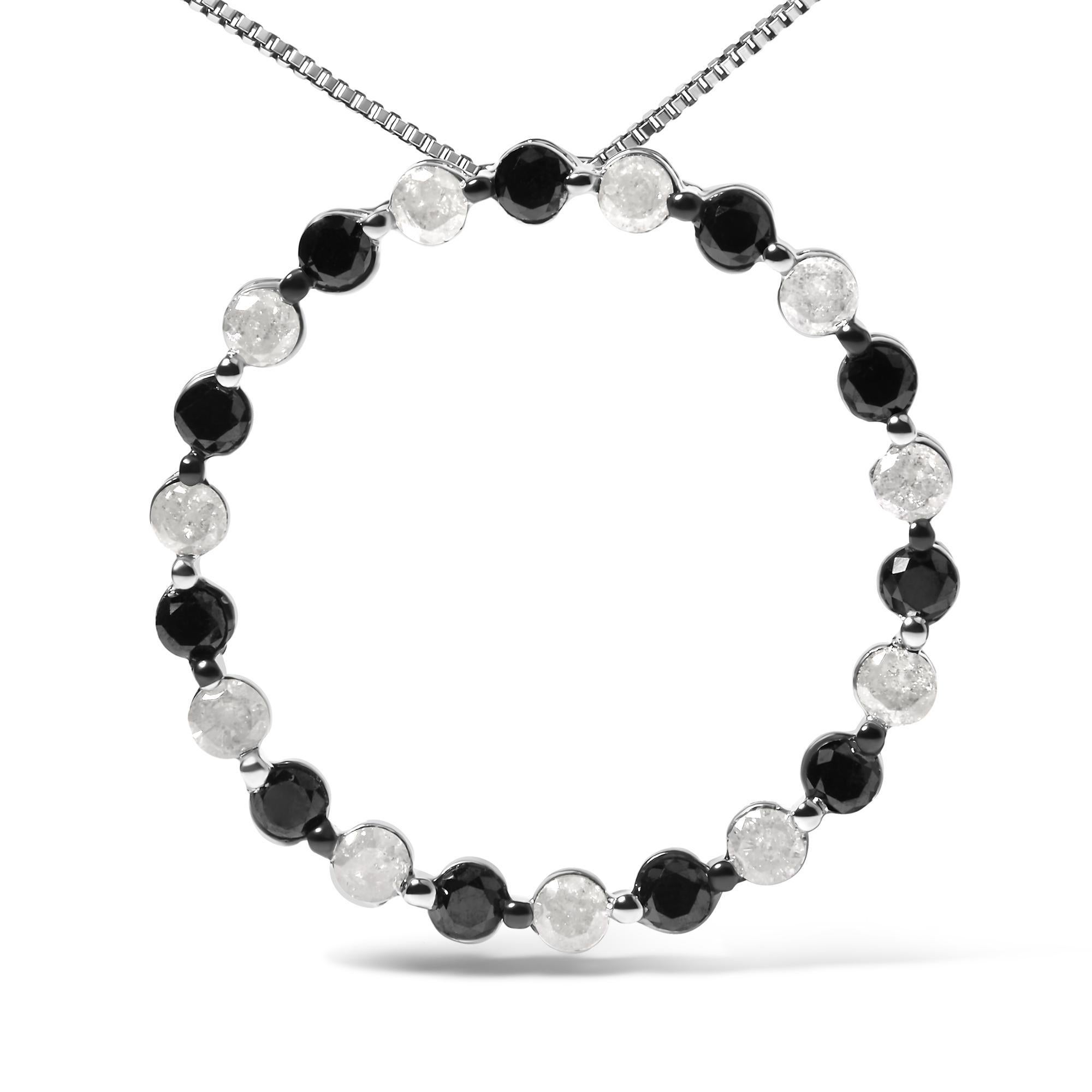 Scopri l'eleganza che si trasforma in un cerchio di brillantezza con questa straordinaria collana con ciondolo, realizzata magistralmente in argento 925 rodiato. Il design è caratterizzato da un'abbagliante danza di diamanti bianchi naturali,