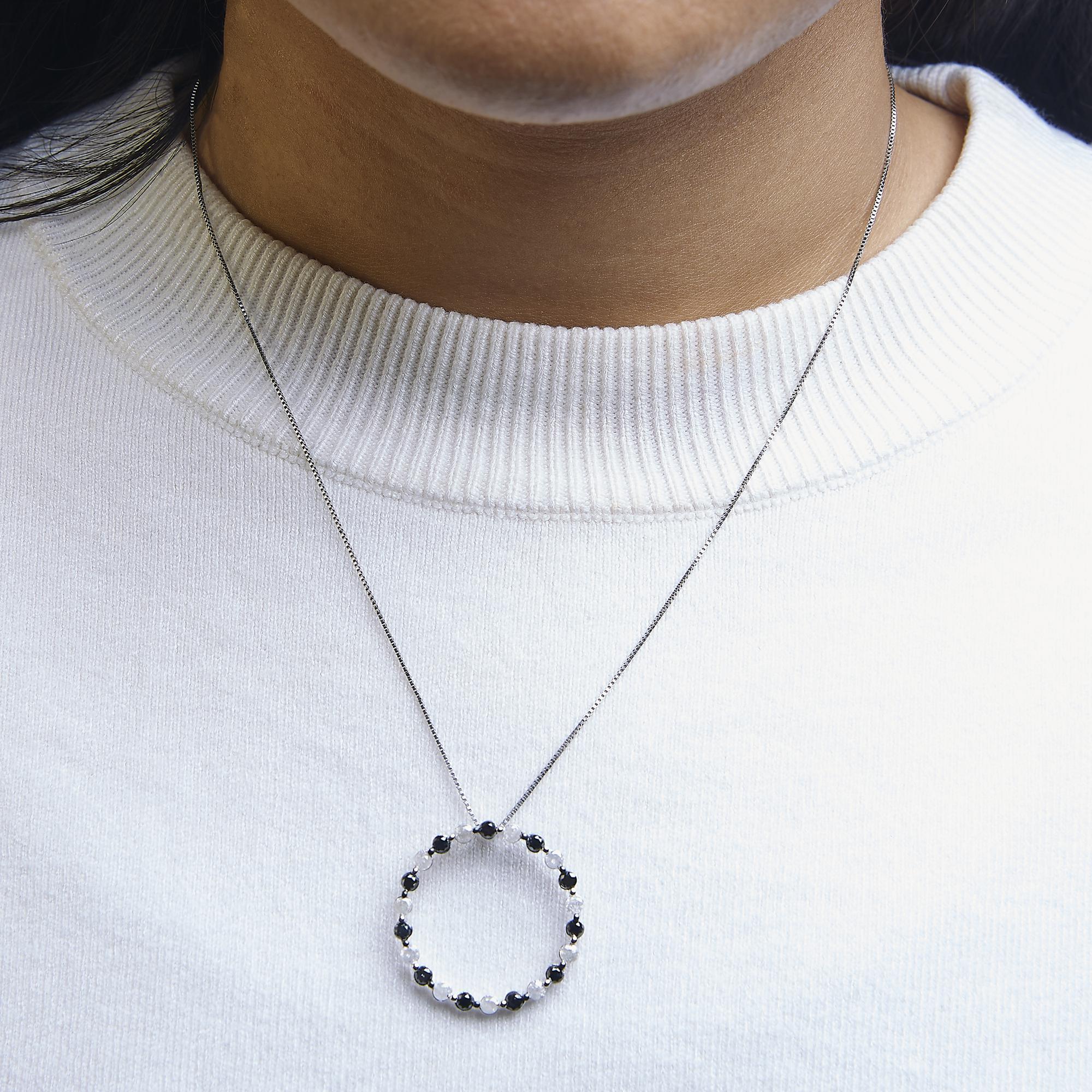 Taglio rotondo Collana a cerchio in argento sterling con diamanti trattati bianchi e neri da 1 3/4 Cttw in vendita