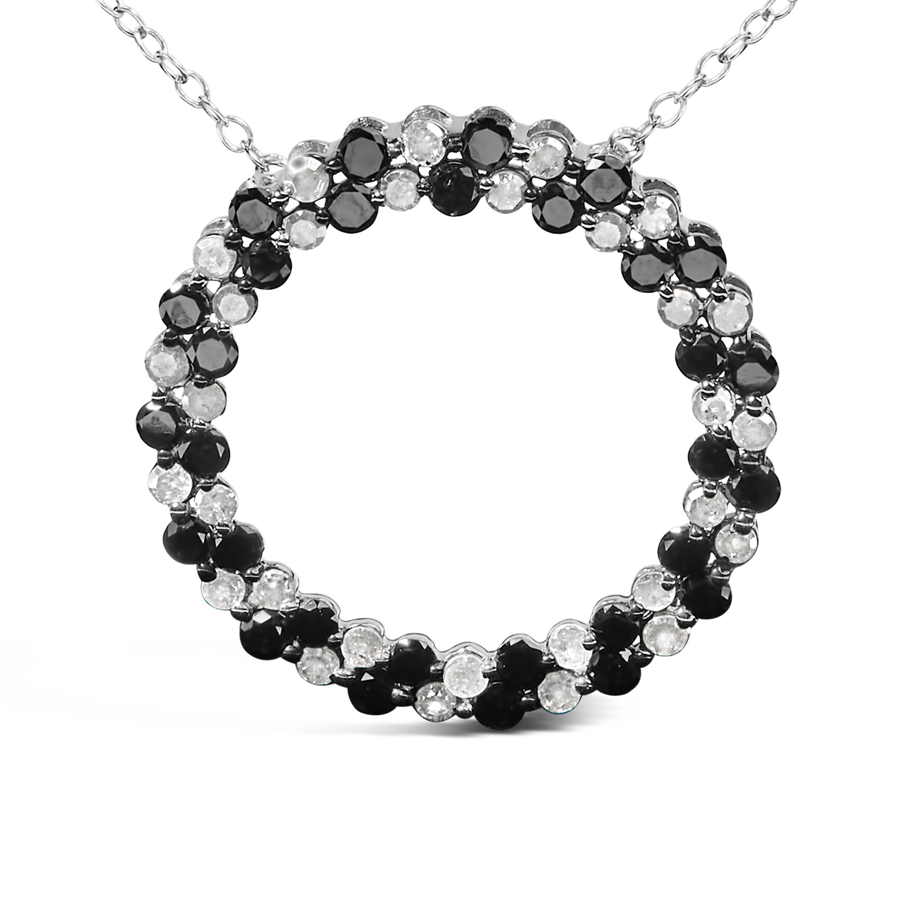 Incarna un'eleganza senza tempo e una moderna raffinatezza con questa squisita collana con pendente, brillantemente disegnata con un'alternanza di diamanti neri trattati e bianchi non trattati. Ogni pietra è meticolosamente incastonata in