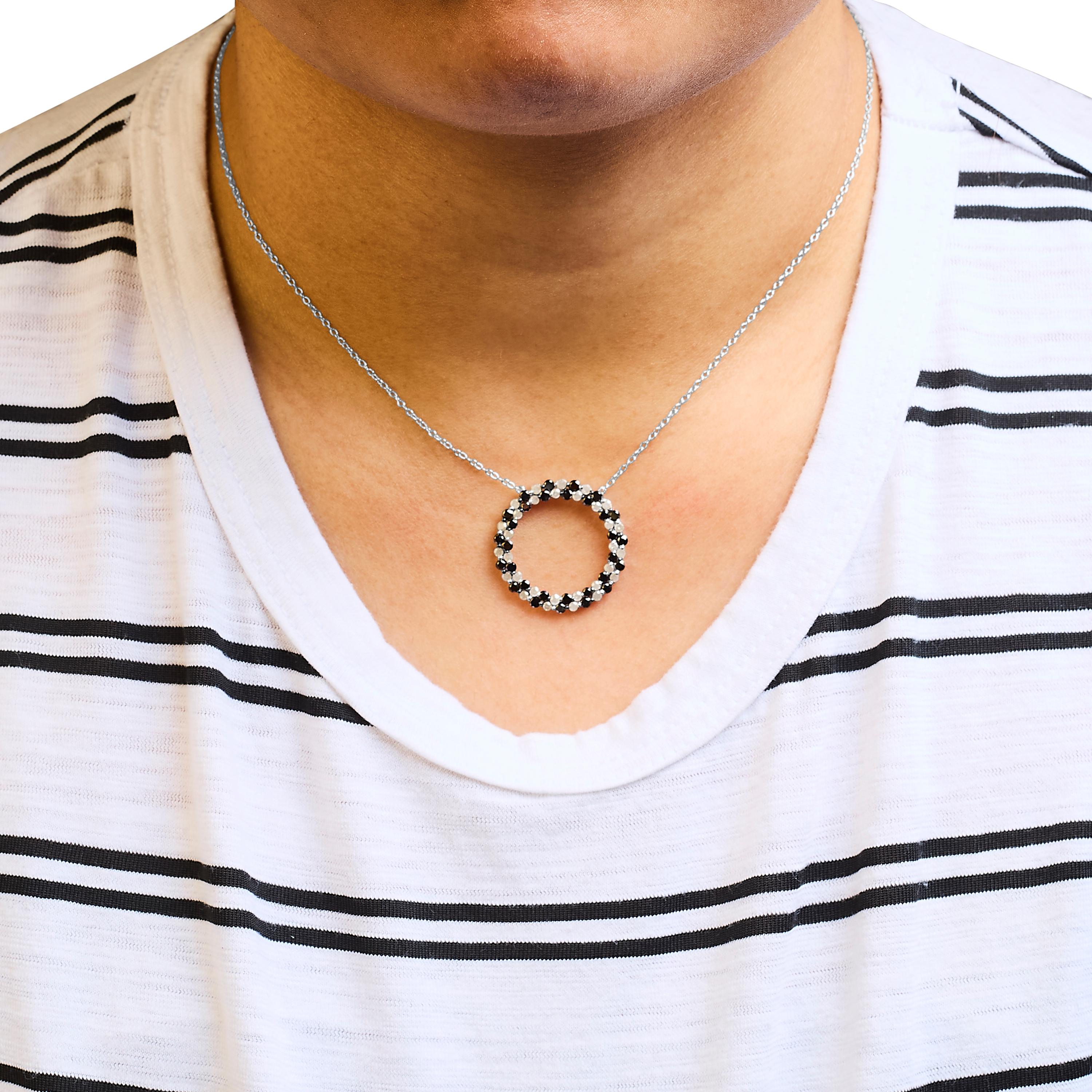 Taglio rotondo Collana in argento sterling con diamanti bianchi e neri trattati da 1 3/5 Cttw in vendita