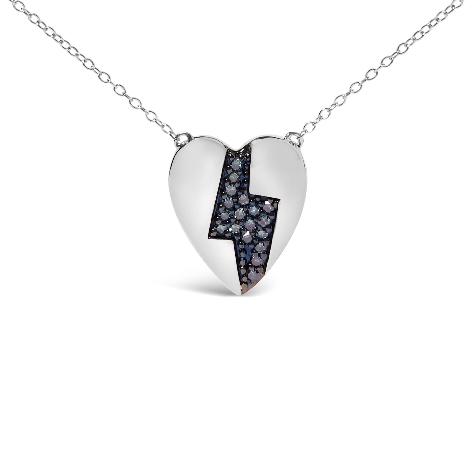 Impregnata di briosa eleganza, questa collana unisce la lucentezza senza tempo dell'argento 925 rodiato con il fascino sorprendente dei diamanti blu naturali estratti dalla terra. Il ciondolo a forma di cuore, che simboleggia l'amore eterno, è