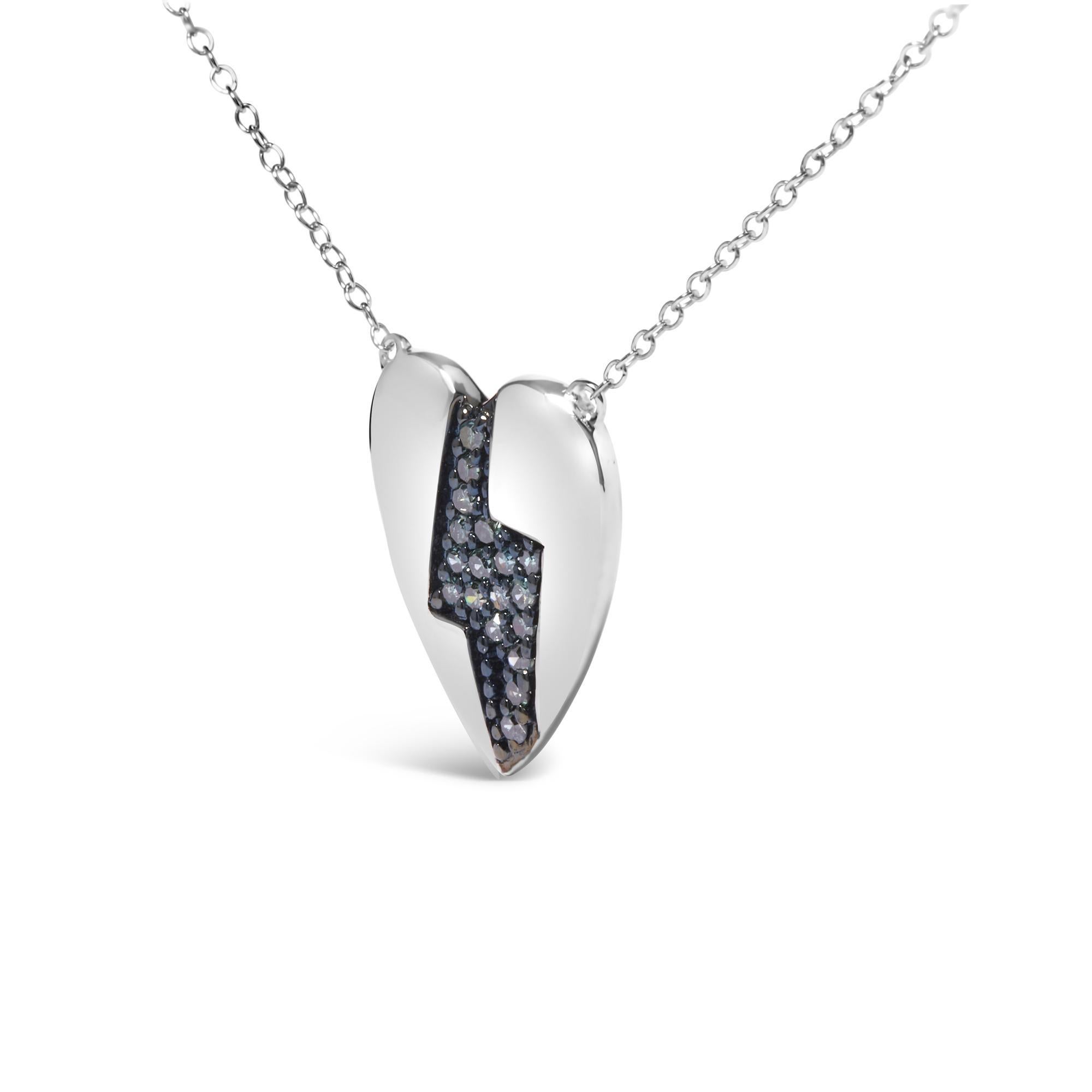 Moderno Collana con ciondolo a forma di cuore e fulmine in argento sterling con diamante blu da 1/3 Ctw in vendita