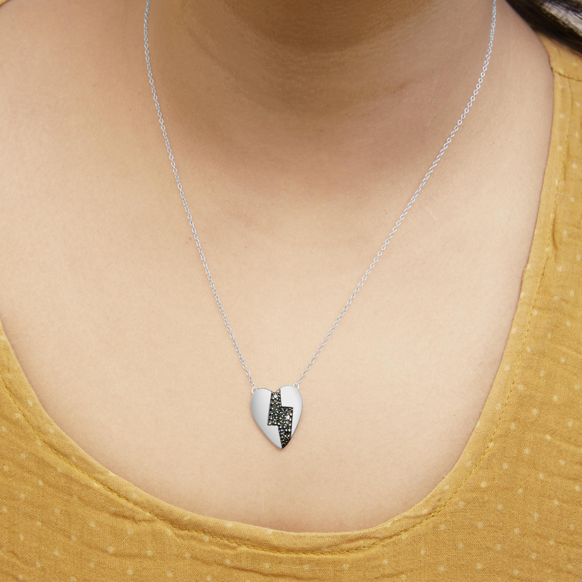 Taglio rotondo Collana con ciondolo a forma di cuore e fulmine in argento sterling con diamante blu da 1/3 Ctw in vendita