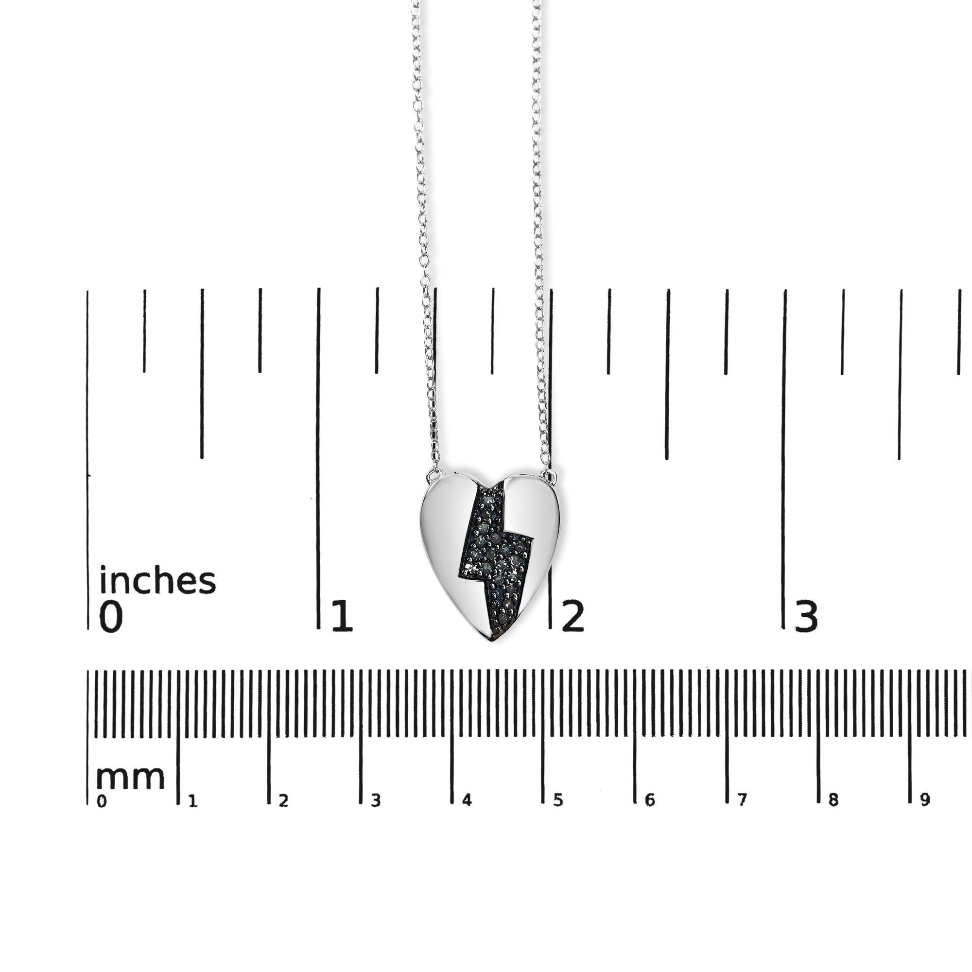 Collana con ciondolo a forma di cuore e fulmine in argento sterling con diamante blu da 1/3 Ctw In condizioni Nuovo in vendita a New York, NY