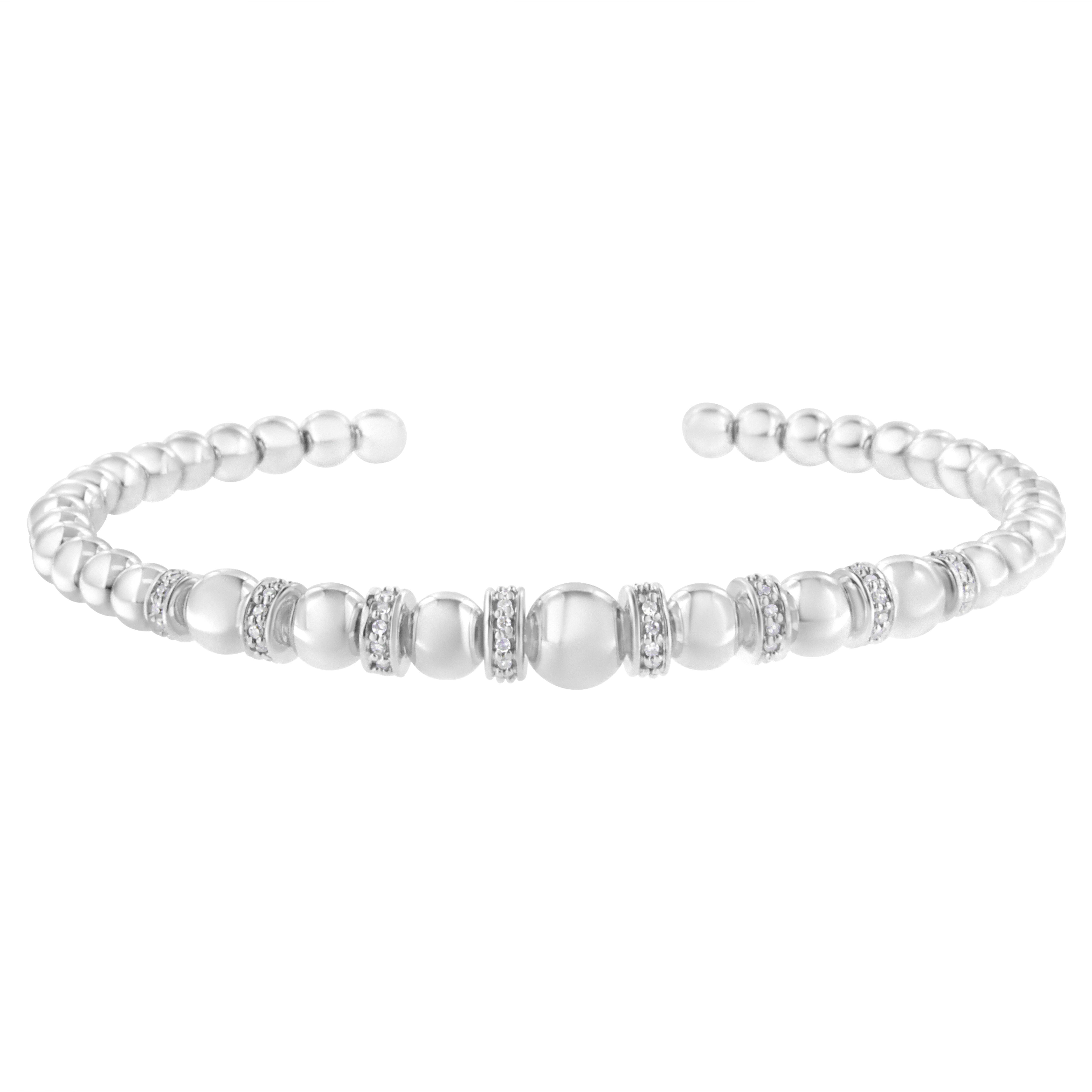 Contemporain Bracelet manchette en argent sterling avec perles graduées à boules et rondelles de diamants 1/4 carat en vente