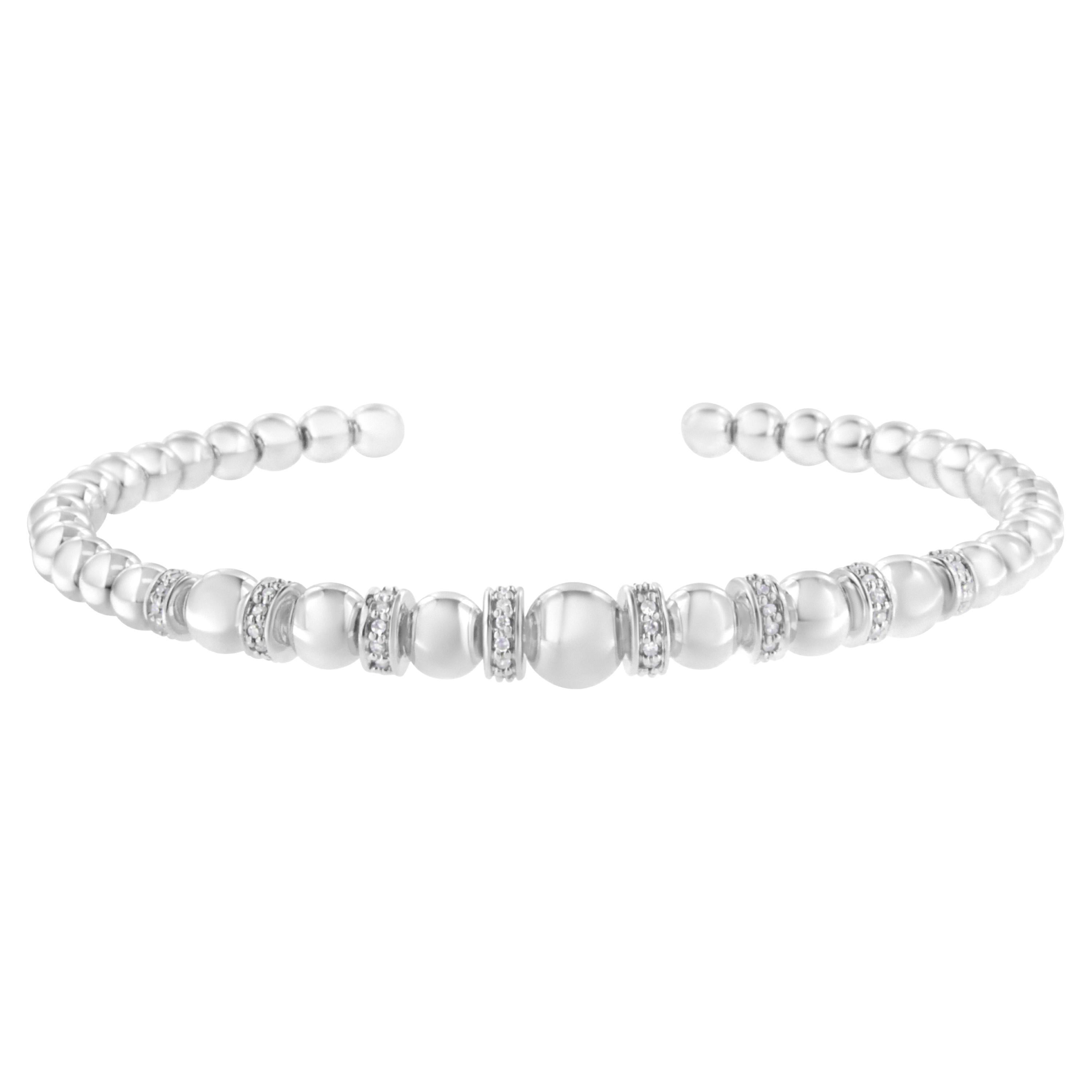 Bracelet manchette en argent sterling avec perles graduées à boules et rondelles de diamants 1/4 carat en vente