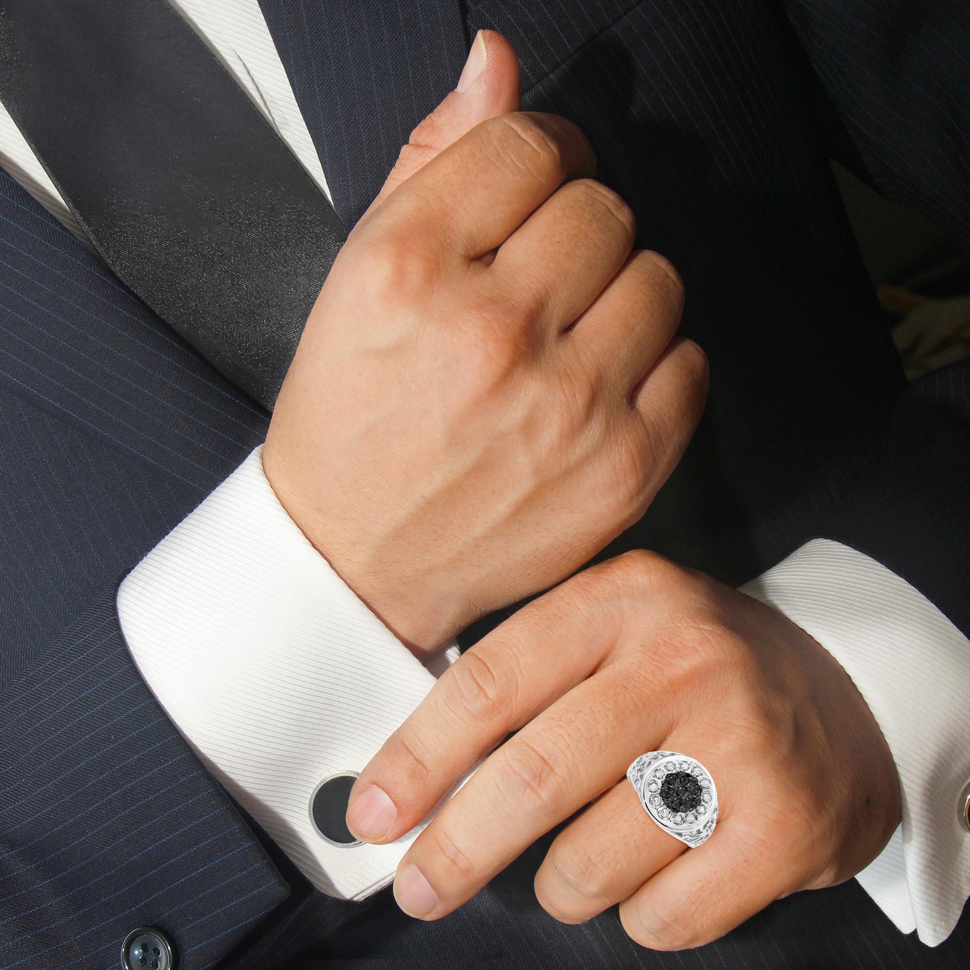 Taglio rotondo Anello a grappolo con diamanti bianchi e neri trattati da 1/4 di carato in argento Sterling per uomo in vendita