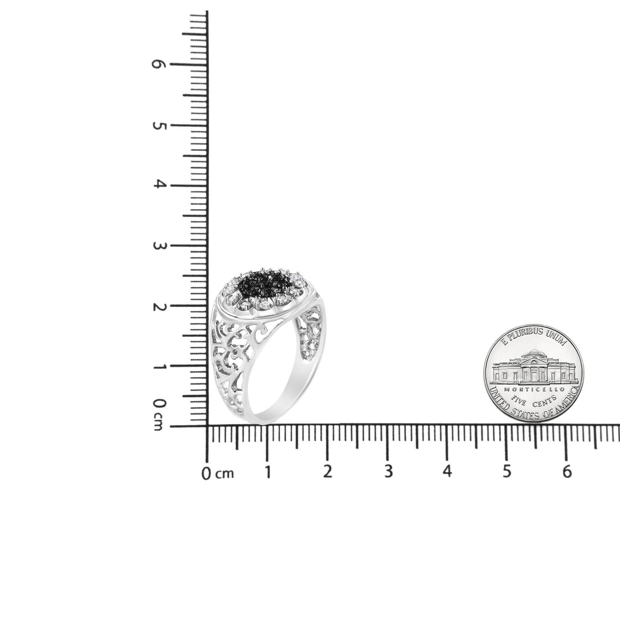 Anello a grappolo con diamanti bianchi e neri trattati da 1/4 di carato in argento Sterling per uomo In condizioni Nuovo in vendita a New York, NY