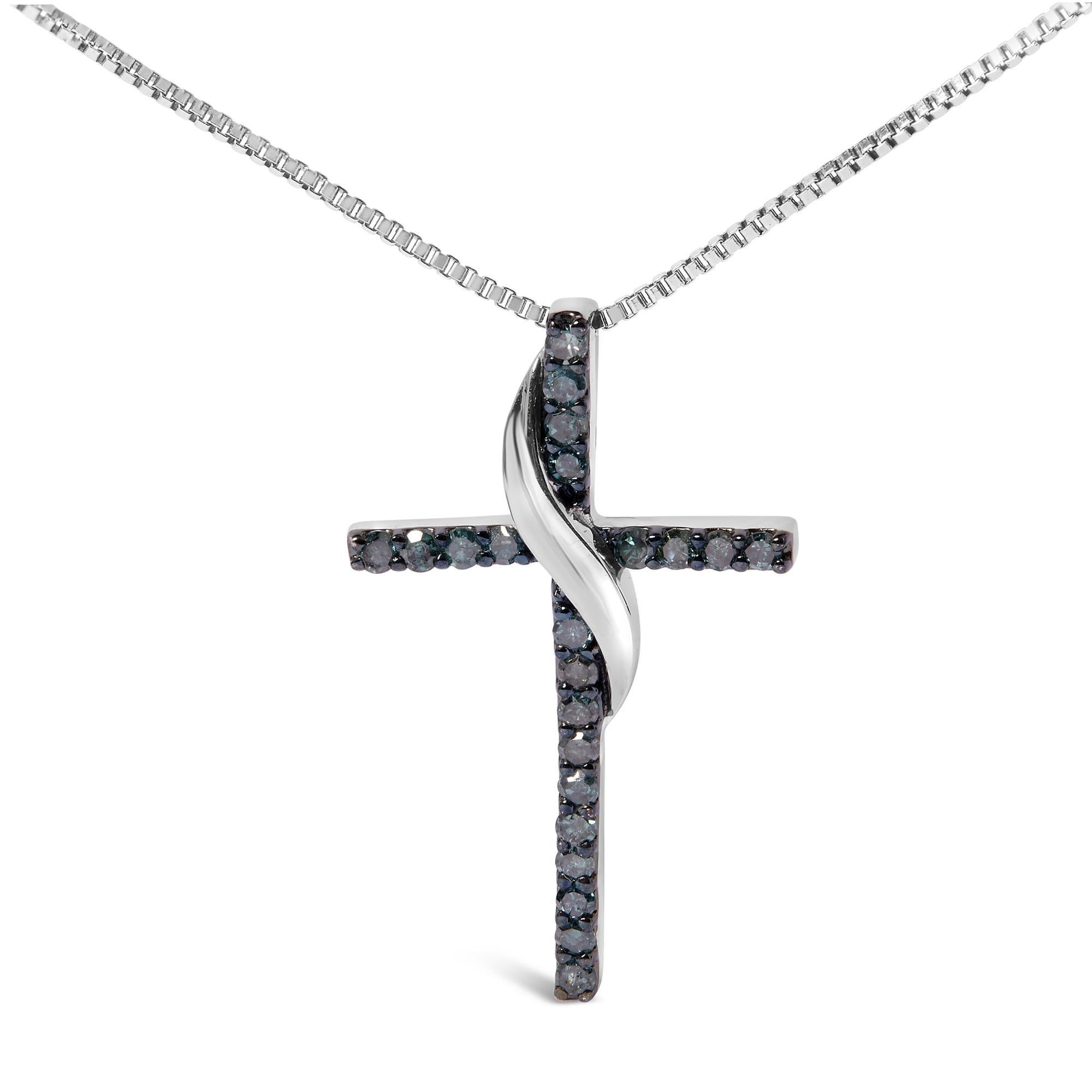 Scopri la serena eleganza della fede con questa squisita collana con ciondolo in argento 925, in cui convergono simbolismo spirituale e design sofisticato. Ogni elemento della croce è meticolosamente ornato da diamanti naturali, per un totale di un
