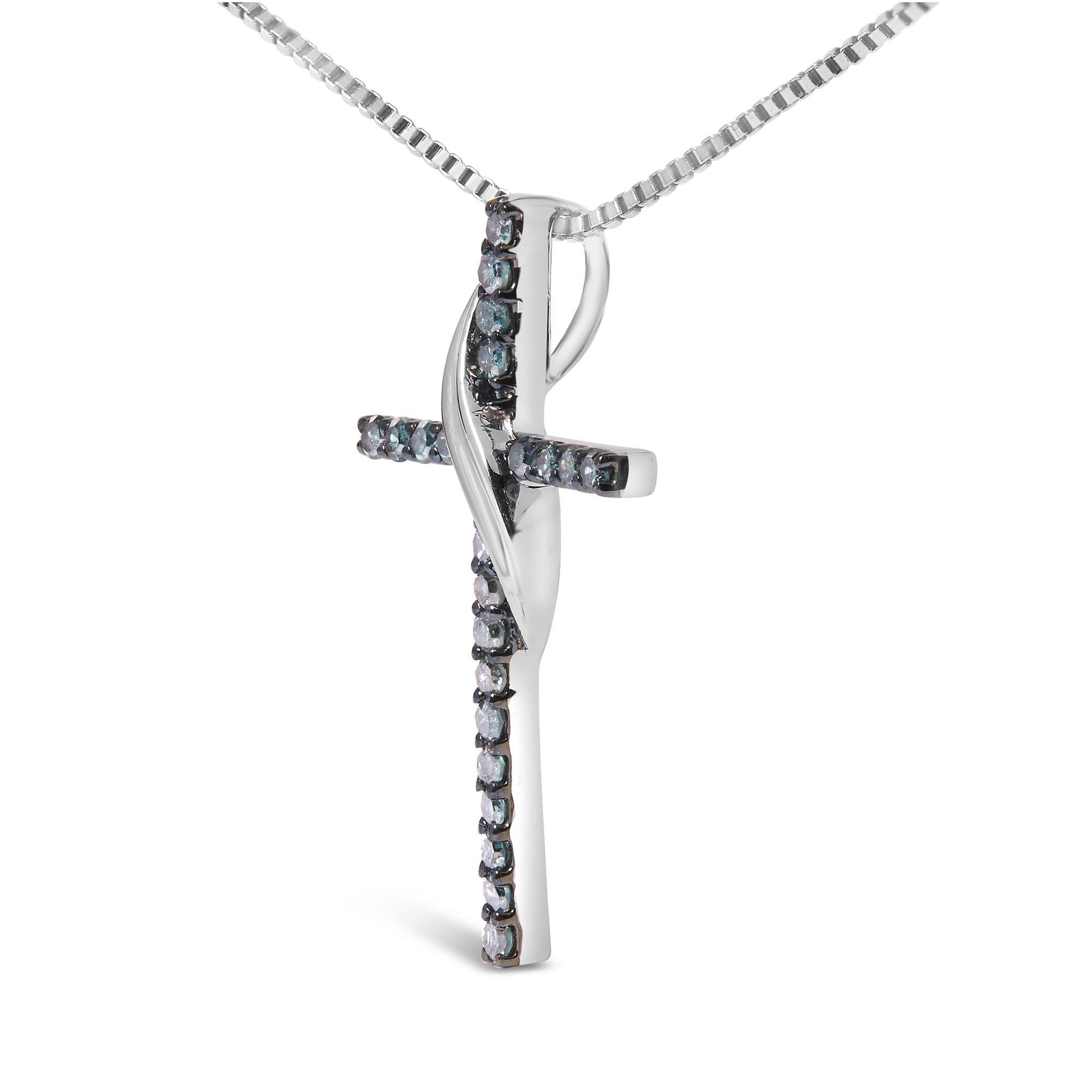 Moderno Collana con ciondolo a forma di nastro di diamanti blu da 1/4 di carato in argento sterling con croce in vendita