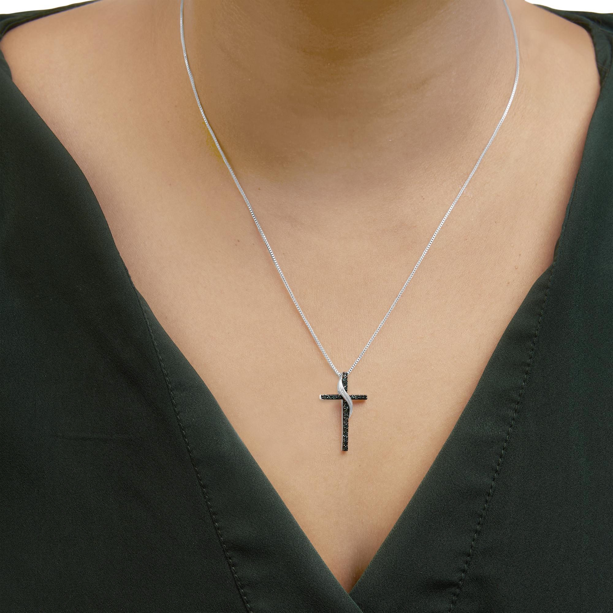 Taglio rotondo Collana con ciondolo a forma di nastro di diamanti blu da 1/4 di carato in argento sterling con croce in vendita