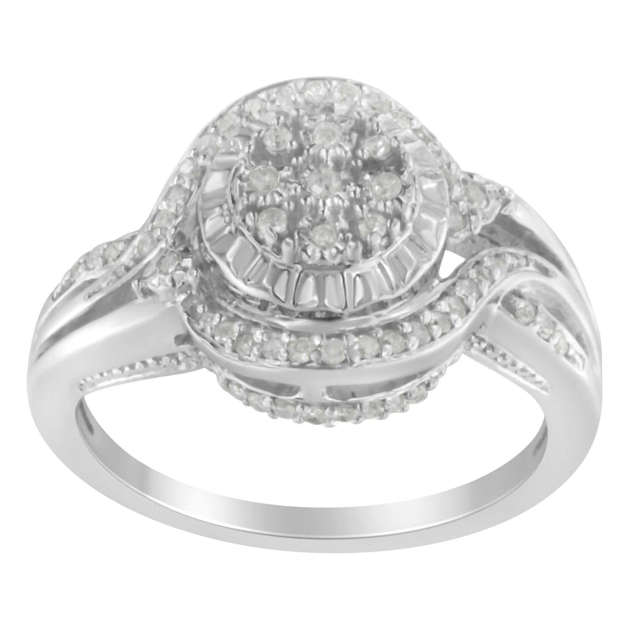 Elegante e senza tempo, questo splendido anello di fidanzamento in stile cocktail in argento sterling al 92,5% presenta un peso totale di 0,26 carati di diamanti con ben 61 pietre singole. L'anello fashion presenta un gruppo di diamanti rotondi in
