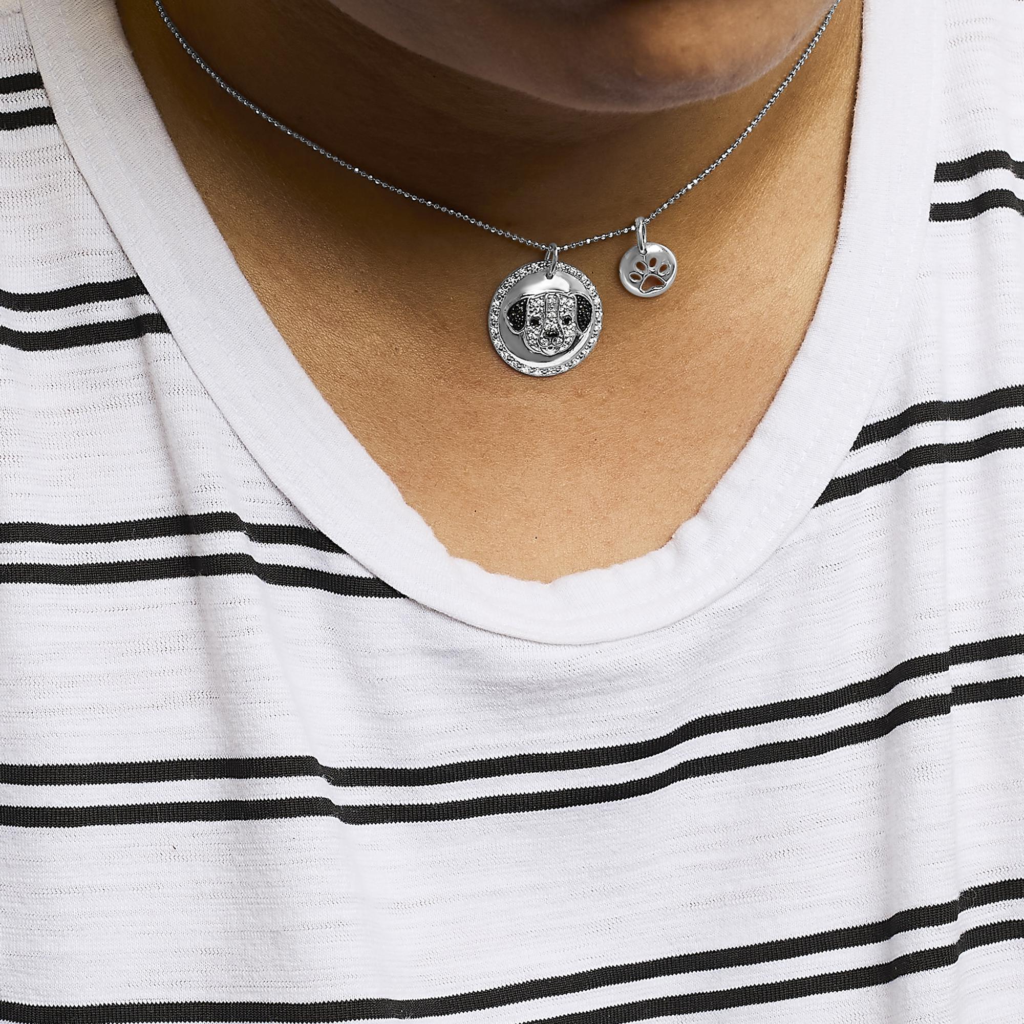 Collana con medaglione in argento sterling con diamanti bianchi e neri da 1/4 di carato di Pitbull In condizioni Nuovo in vendita a New York, NY