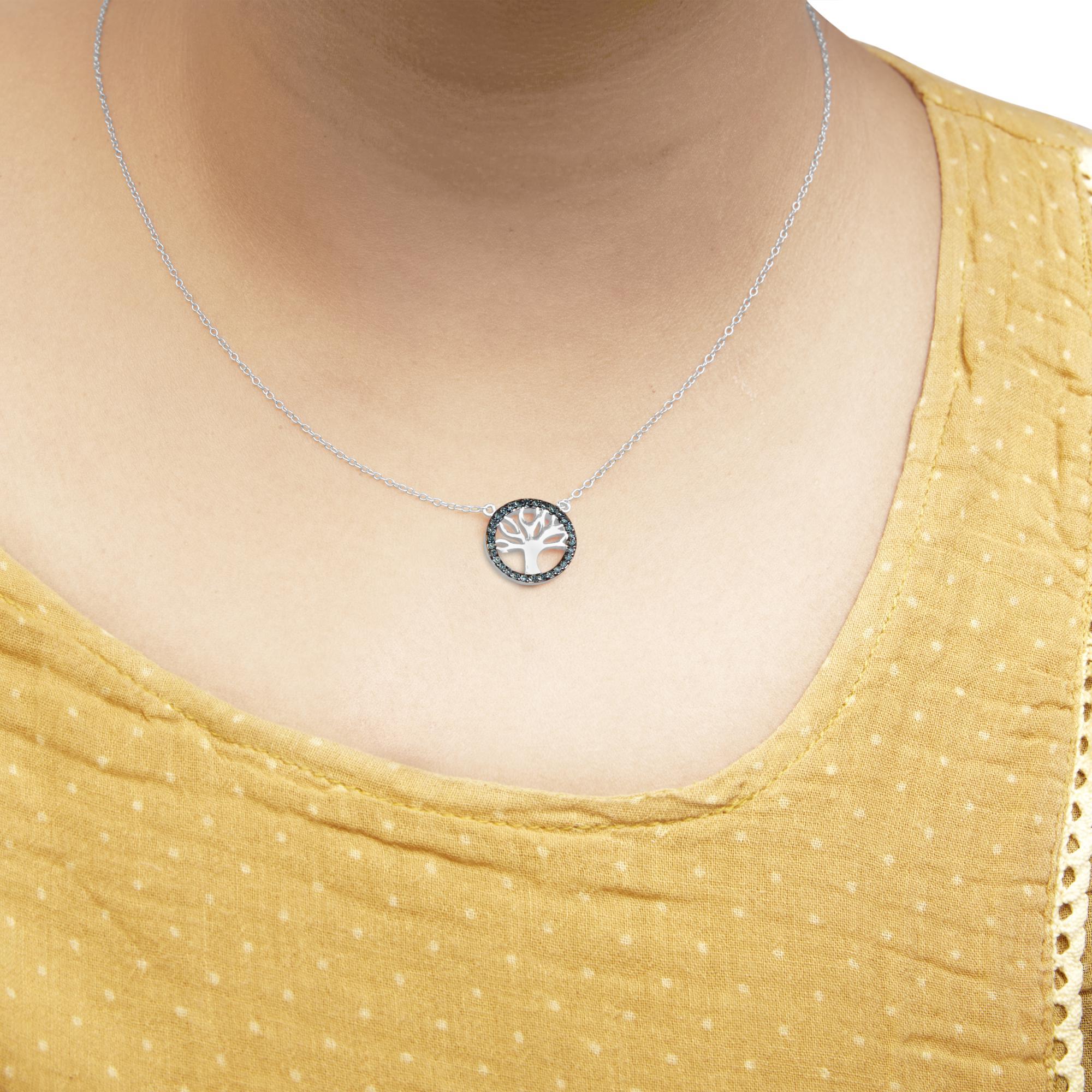 Taglio rotondo Collana con ciondolo a forma di albero della vita e cerchio in argento sterling con diamante blu da 1/6 cttw in vendita