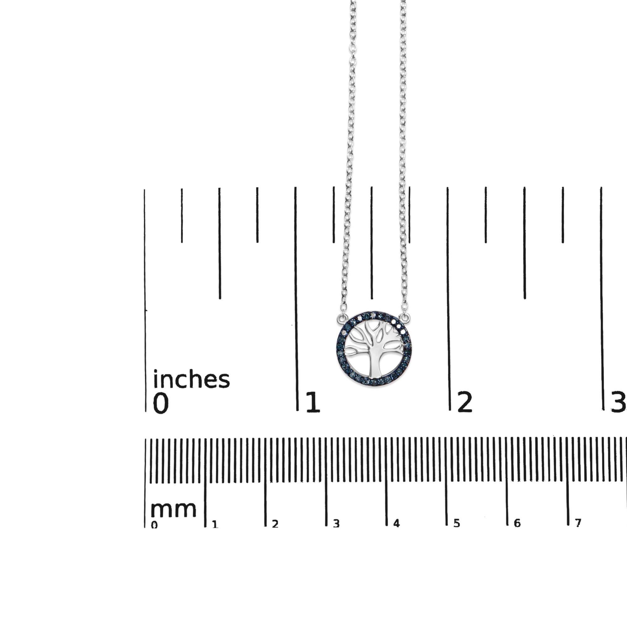 Collana con ciondolo a forma di albero della vita e cerchio in argento sterling con diamante blu da 1/6 cttw In condizioni Nuovo in vendita a New York, NY