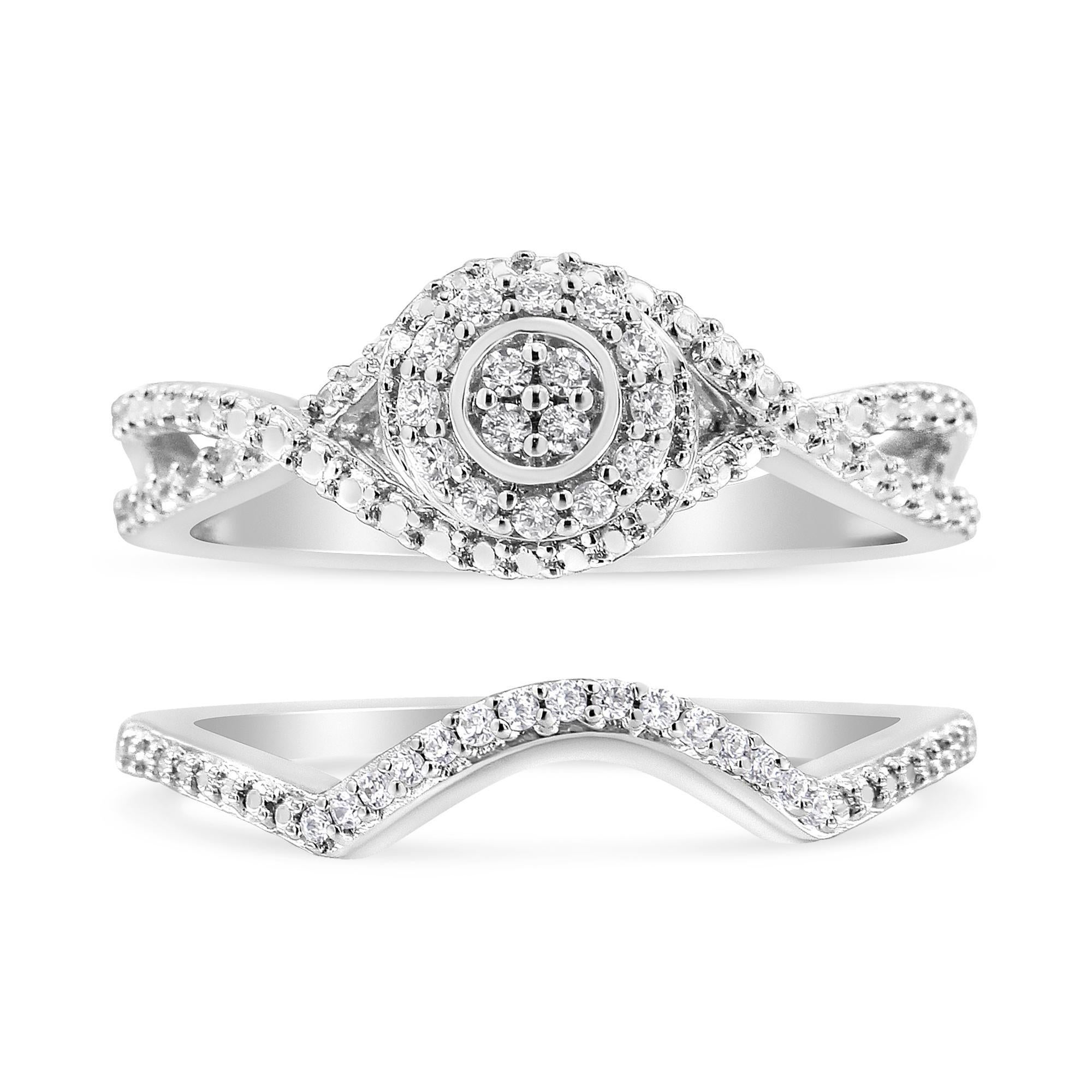 Presentamos una fascinante obra maestra de nuestra Colección Elegante: este Conjunto de Anillo y Anillo de Novia de Plata de Ley 925 es un auténtico espectáculo. Elaborada con meticulosa atención al detalle, esta impresionante pieza presenta un