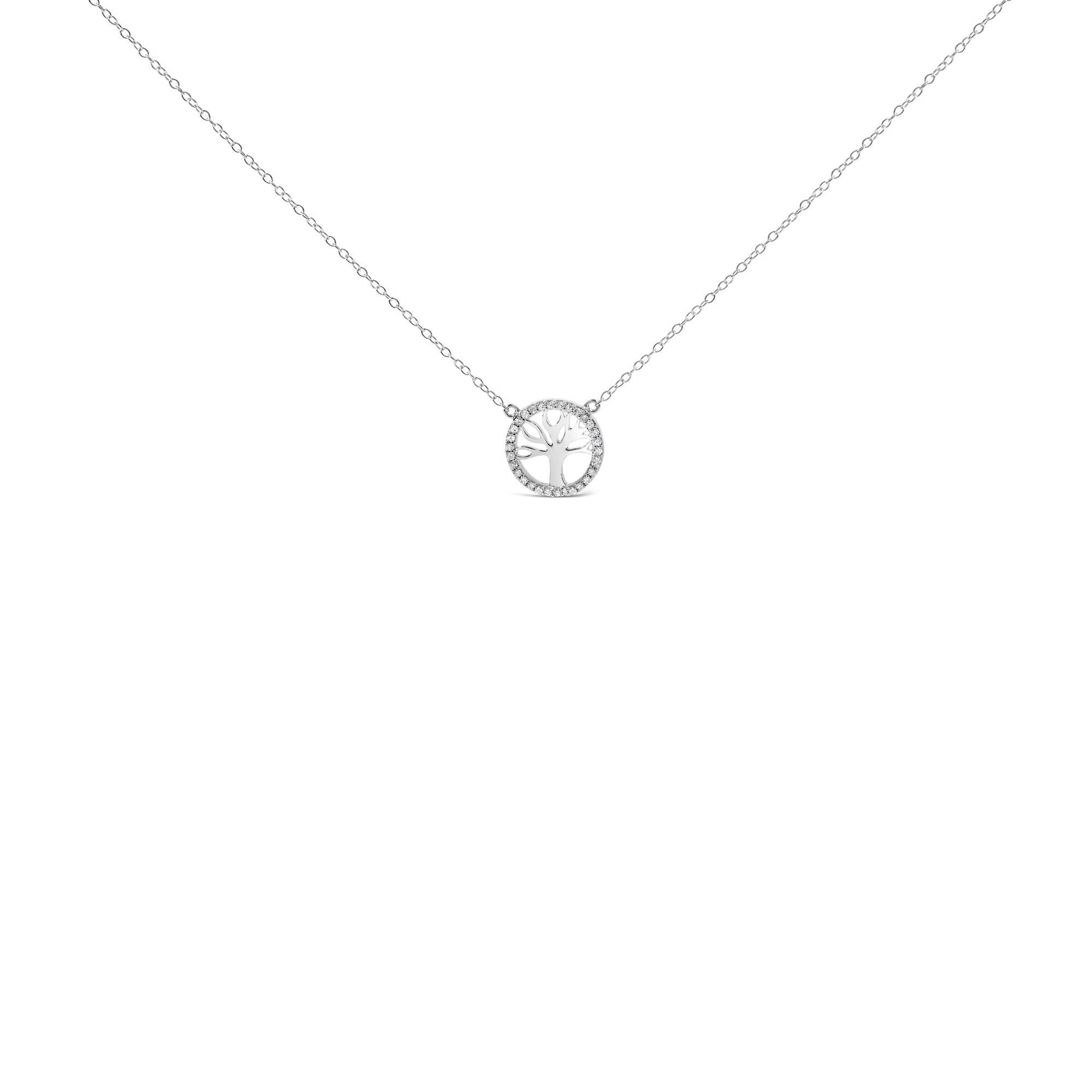Scopri il fascino mistico della nostra collana con ciondolo a forma di albero della vita in argento 925, un tesoro simbolico che si intreccia con lo scintillio dei diamanti. Impreziosita da 1/6 carati di diamanti naturali estratti dalla terra