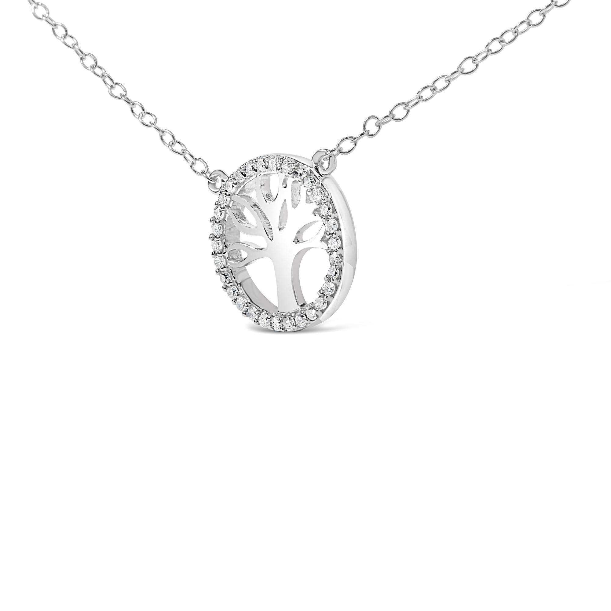 Moderno Collana con ciondolo in argento sterling con albero della vita e cerchio da 1/6 ctw di diamante da 18 pollici in vendita