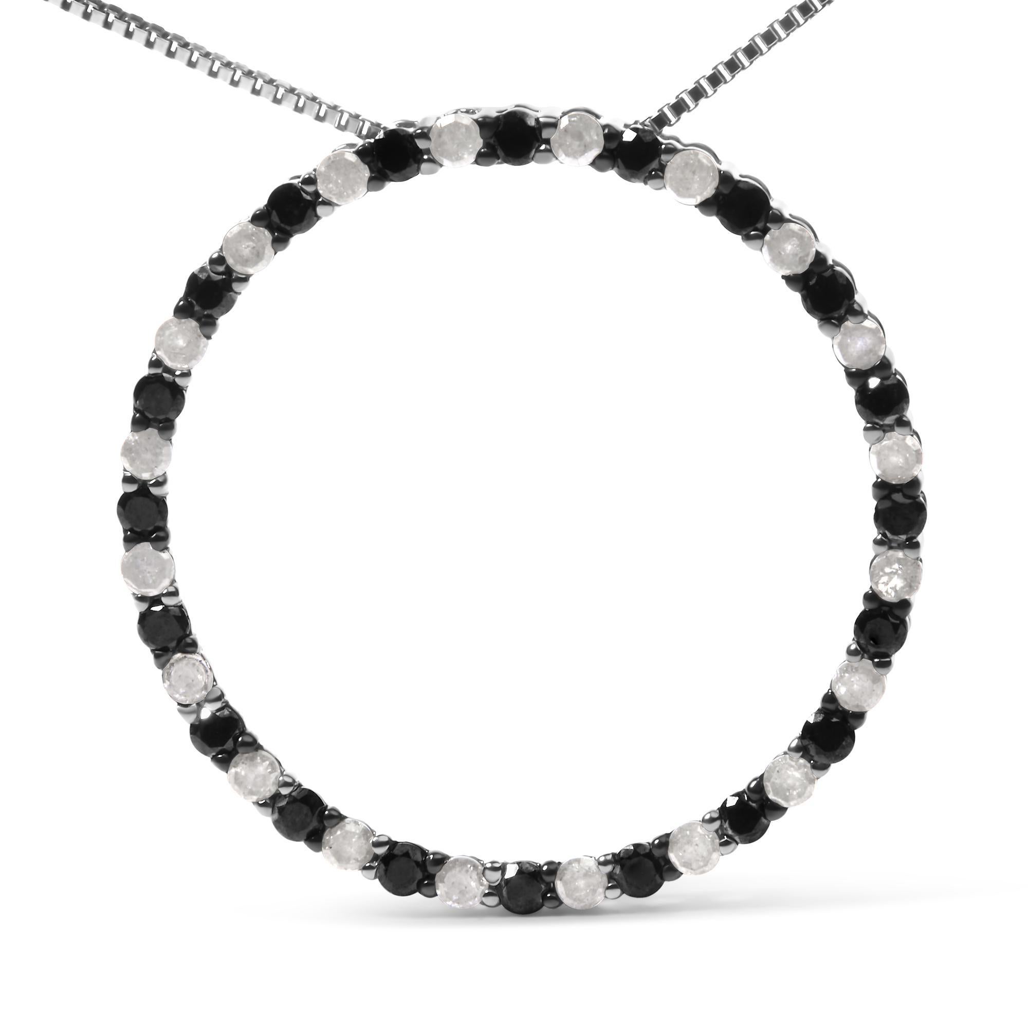 Prova l'ipnotico gioco di luci e ombre con questa collana con ciondolo di squisita fattura, il cui cerchio aperto è una testimonianza di eleganza senza tempo. Realizzato in argento 925 rodiato, presenta una serie di diamanti bianchi e neri