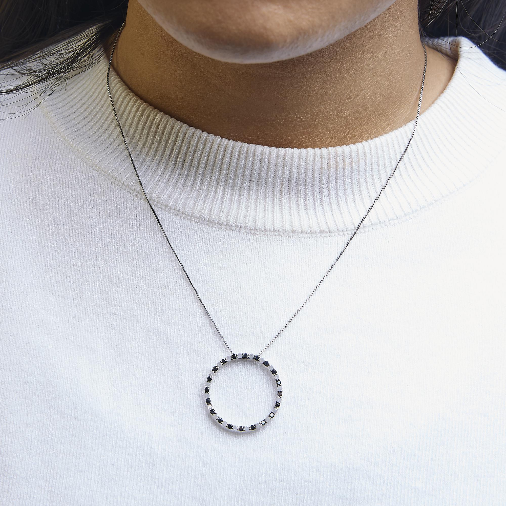 Taglio rotondo Collana con ciondolo a cerchio aperto in argento sterling con diamanti bianchi e neri da 1,0 carati in vendita