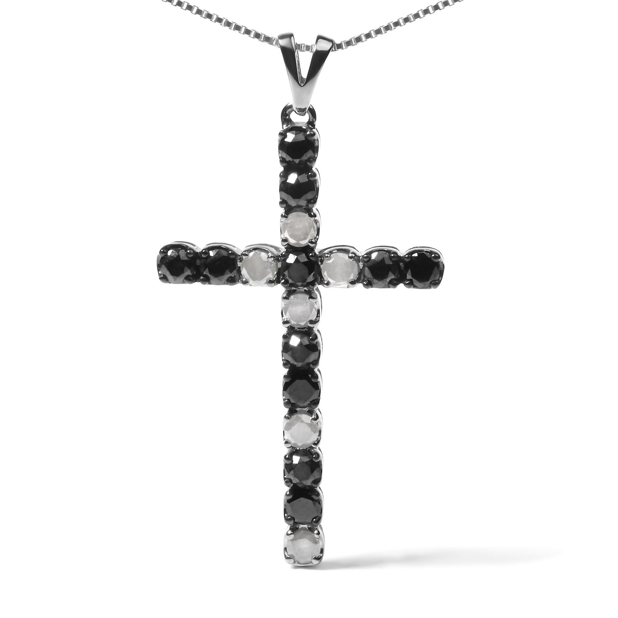 Pervasa da una serena eleganza, questa collana con ciondolo a croce unisce il fascino senza tempo dell'argento sterling all'enigmatico contrasto dei diamanti bianchi e neri. Con un peso totale di 1,0 carati, le pietre naturali, i diamanti a taglio