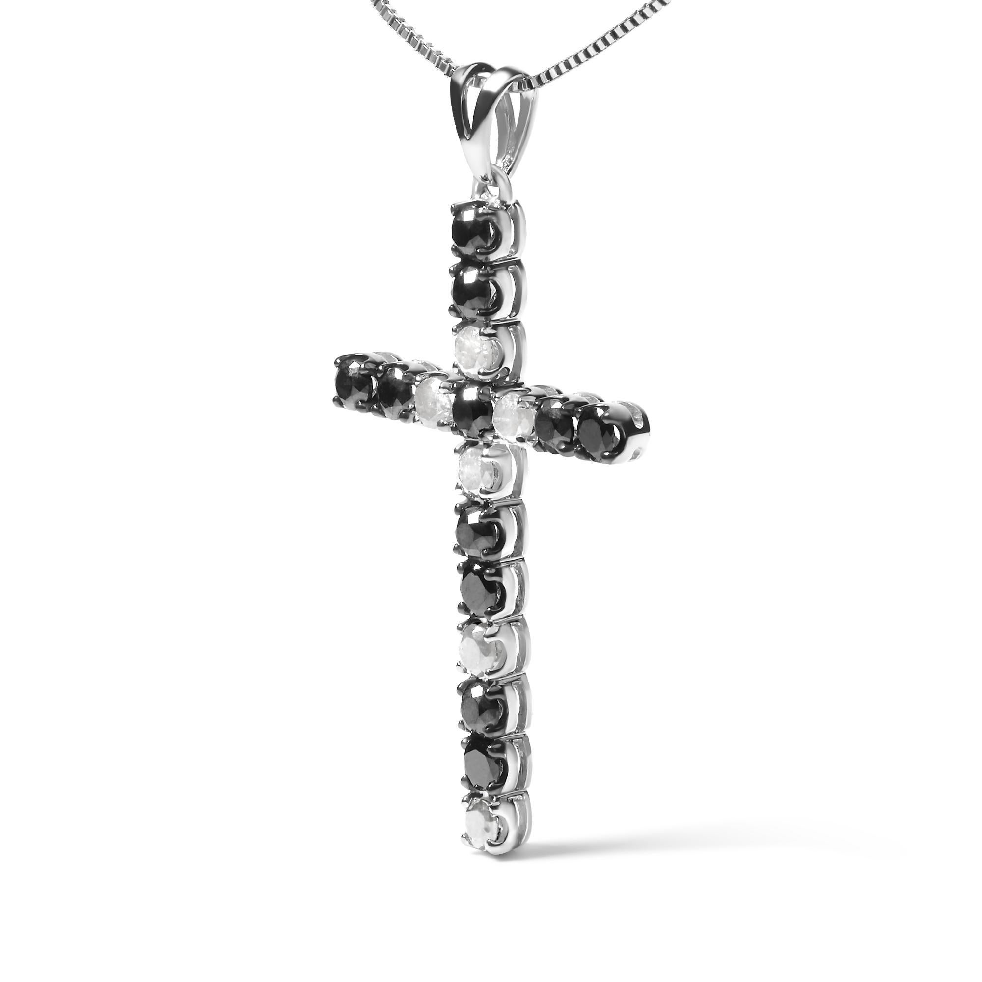 Moderno Collana con ciondolo a croce alternata in argento sterling con diamanti bianchi e neri da 1,0 carati in vendita