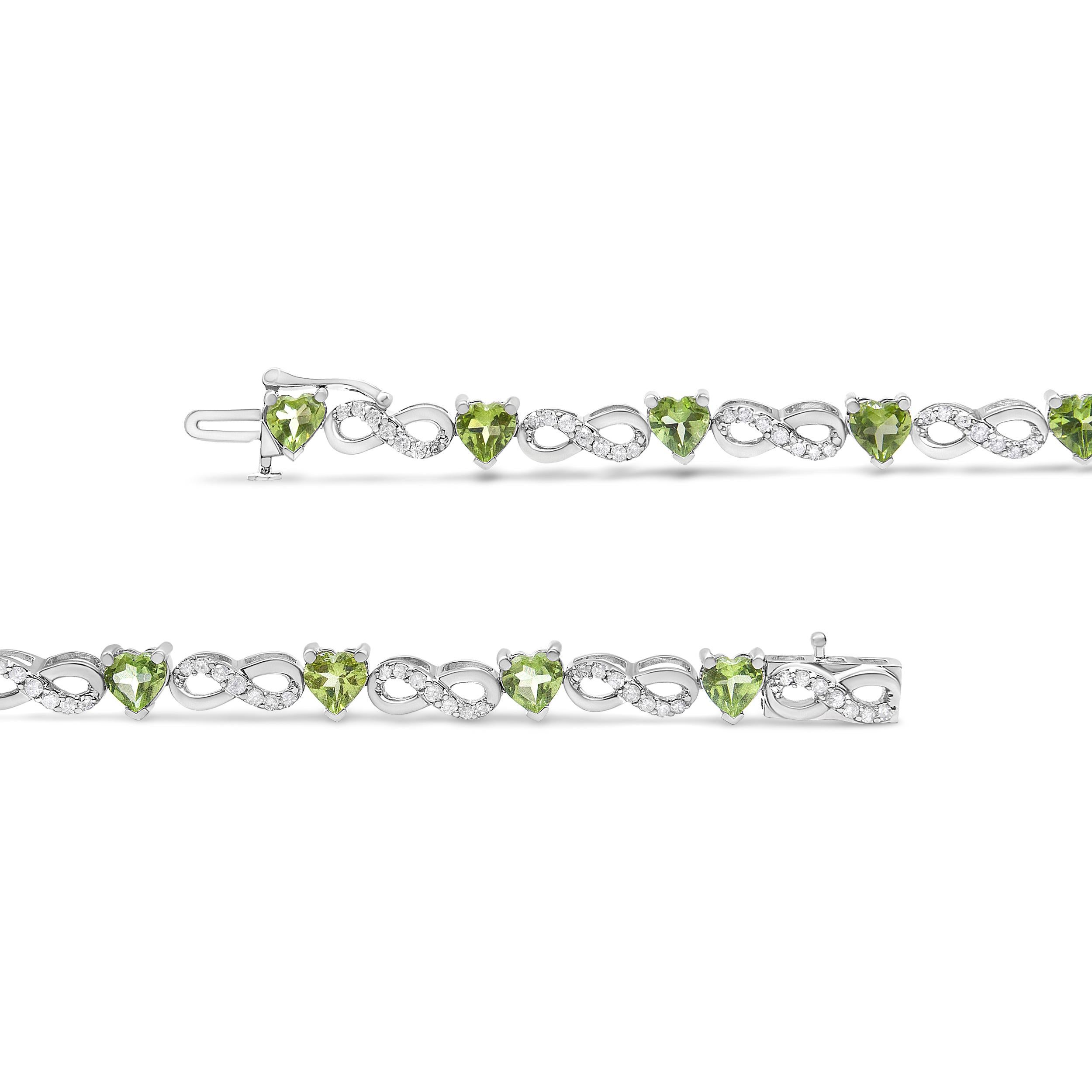 Ce magnifique bracelet à maillons en diamants et pierres précieuses est très significatif et d'un glamour étincelant ! Des pierres précieuses péridot de couleur verte, créées en laboratoire, en forme de cœur, entourent le bracelet, séparées par des