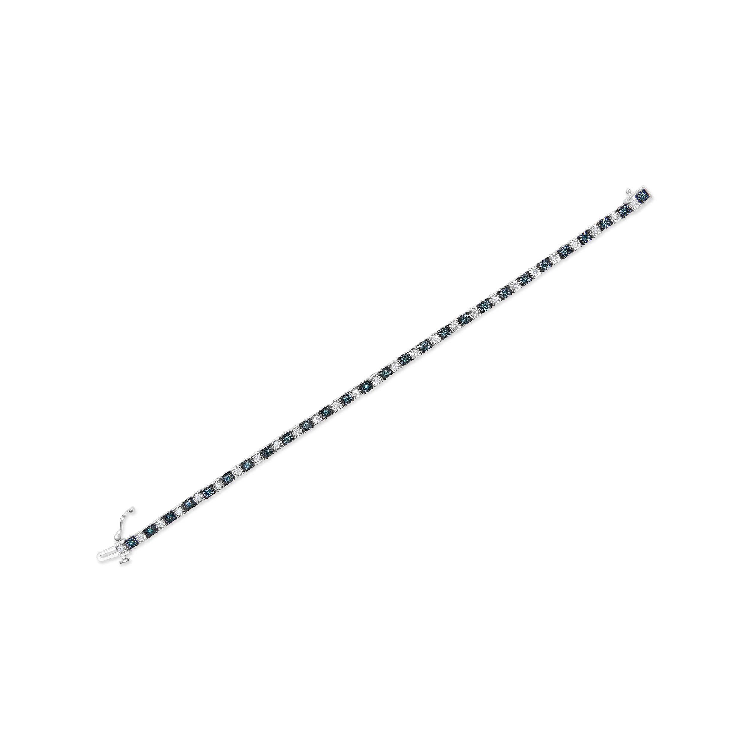 Tennisarmband aus Sterlingsilber mit 1,0 Karat rundem weißem Diamanten und behandeltem blauem Diamanten (Rundschliff) im Angebot
