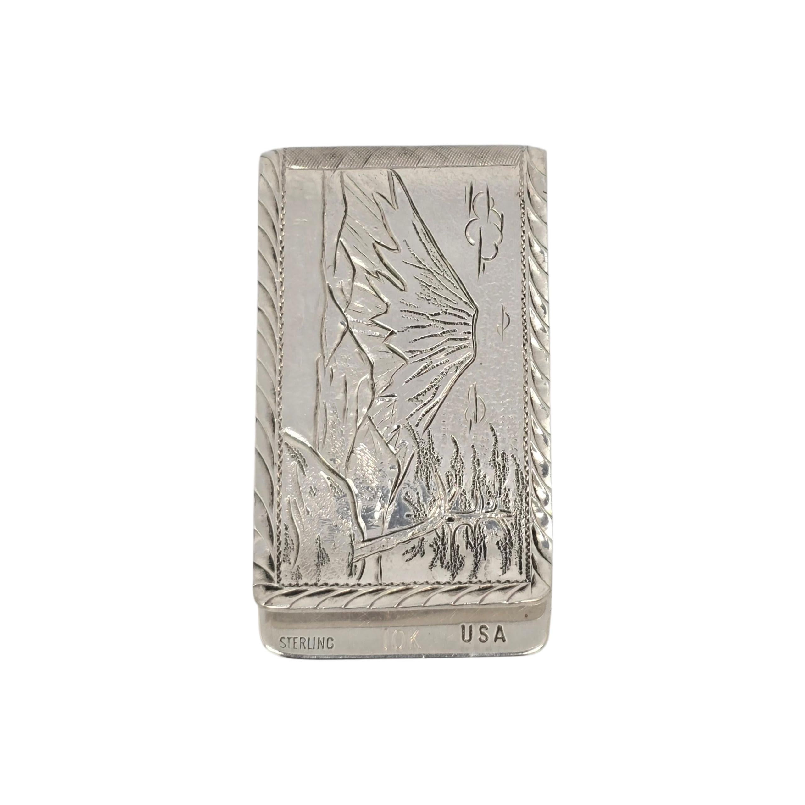 Pince à billets en argent sterling, or jaune 10K, avec accents Good Fortune & Wealth

Cette pince à billets est ornée d'une pagode émaillée de rouge et d'un idiome chinois traditionnel exprimant un souhait de fortune, de longévité et de prospérité