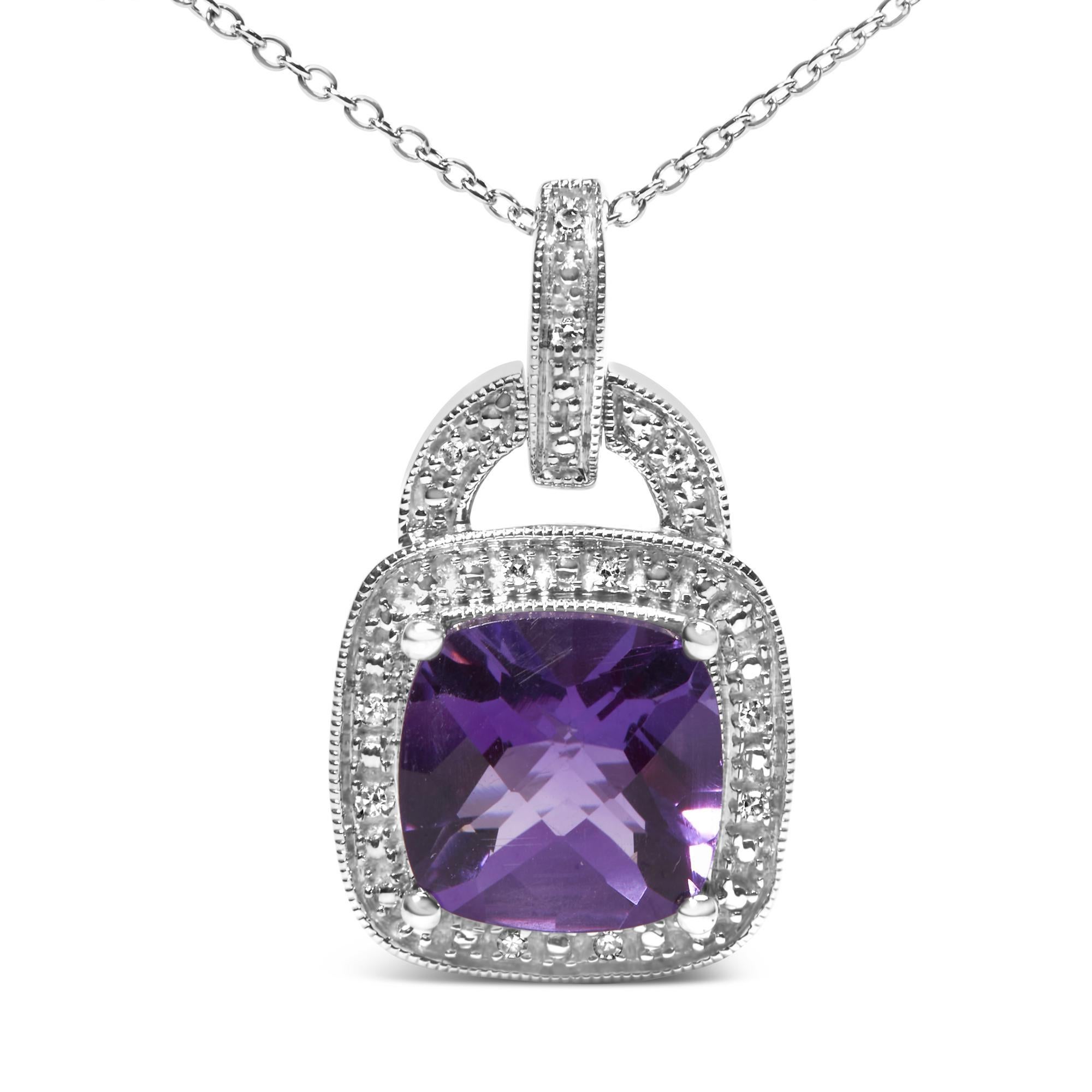 Sospesa nello splendore, questa regale collana in argento 925 presenta un'incantevole ametista viola con taglio a cuscino di 10x10 mm, trattata per esaltarne il colore, le cui sfaccettature catturano la luce a ogni movimento grazie a uno splendido