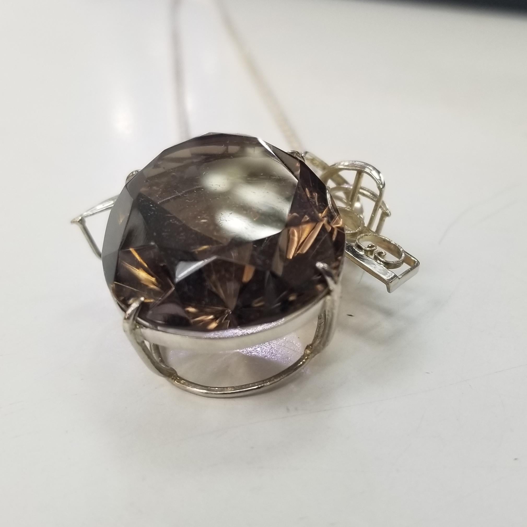 Ciondolo in argento Sterling da 110,07 carati in quarzo fumé a forma libera su una catena da 22 pollici, per un peso complessivo di 40 grammi.
