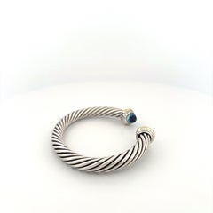 Bracciale rigido a cavo David Yurman in argento sterling e oro 14 carati con topazio blu