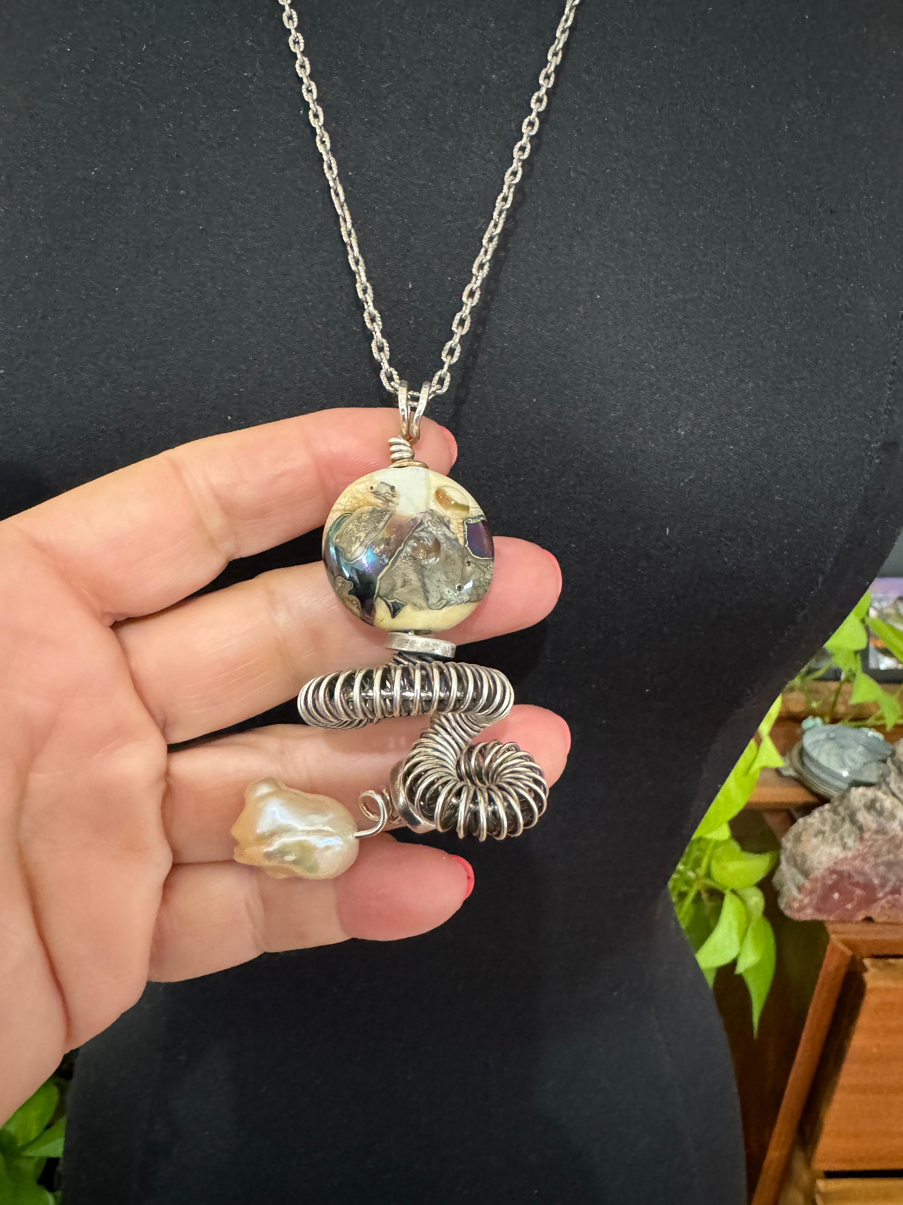 Artisan Collier en argent et or 14K Kathleen Dennison Verre et perle baroque en vente