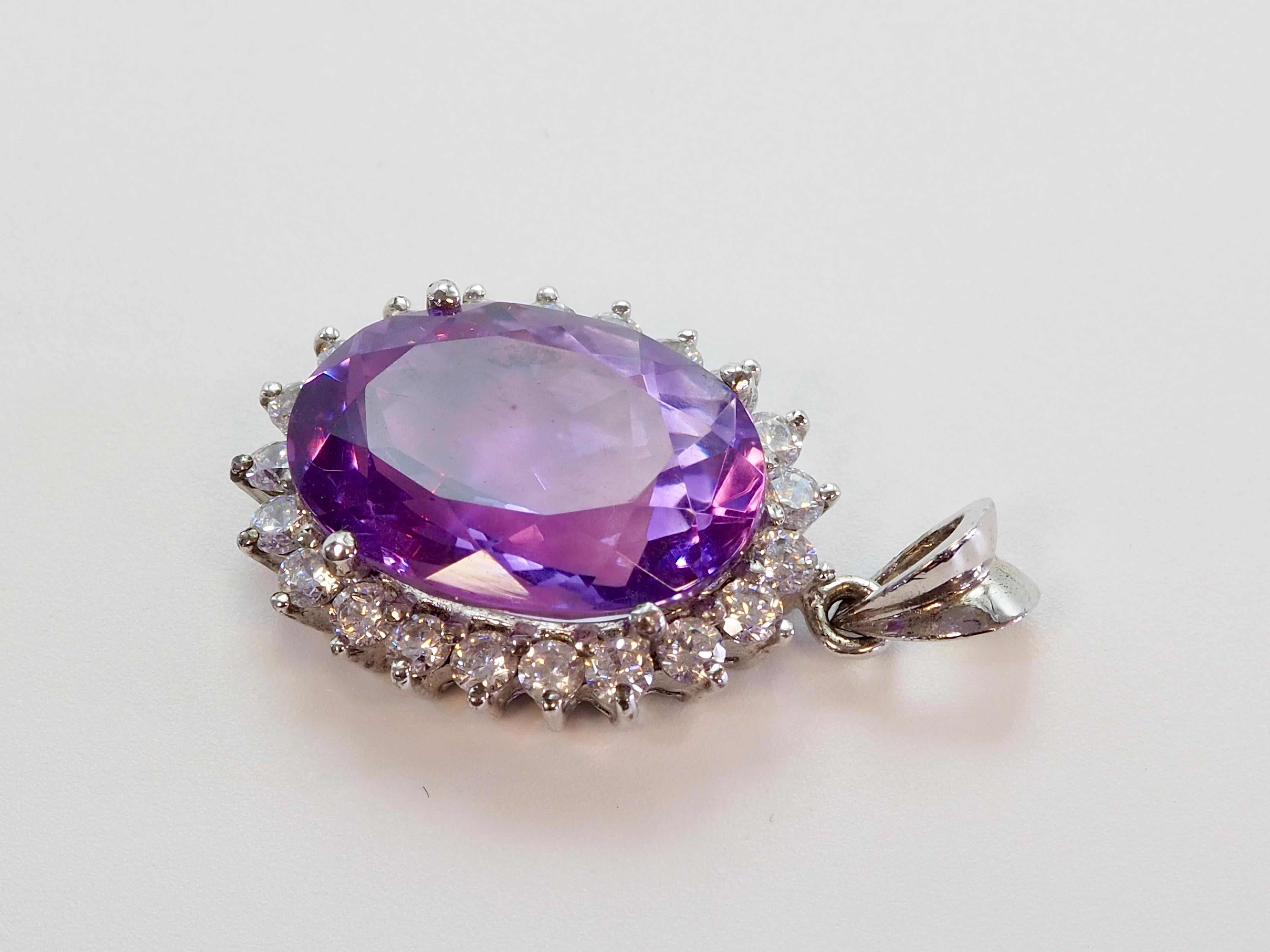 Ciondolo a raggiera in argento sterling con ametista ovale e quarzo bianco da 15 carati In condizioni Nuovo in vendita a เกาะสมุย, TH