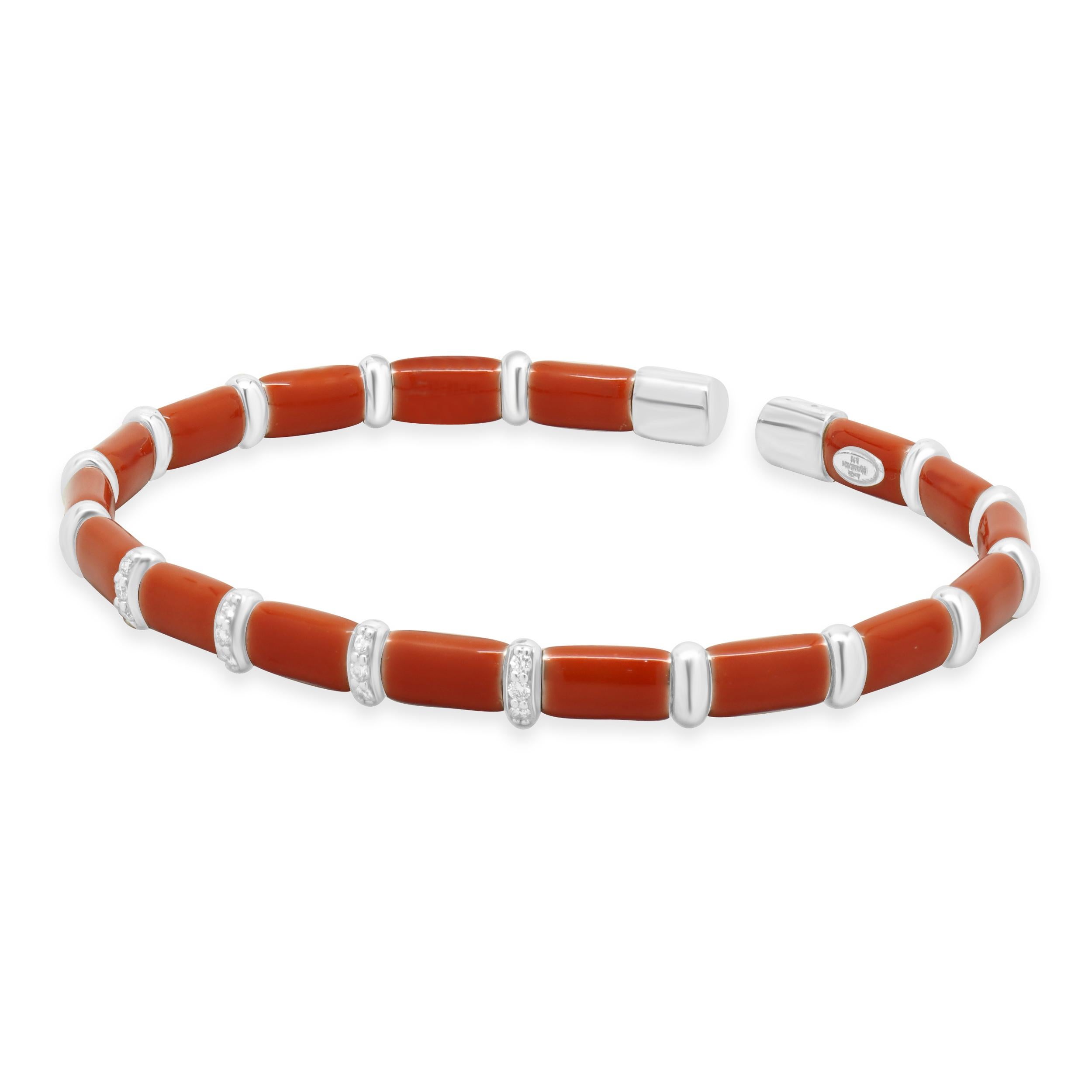 Designer: personalizzato
Materiale: Oro bianco 18 carati / argento sterling
Dimensioni: il braccialetto si adatta a un polso di 7.5 pollici
Peso: 14.23 grammi
