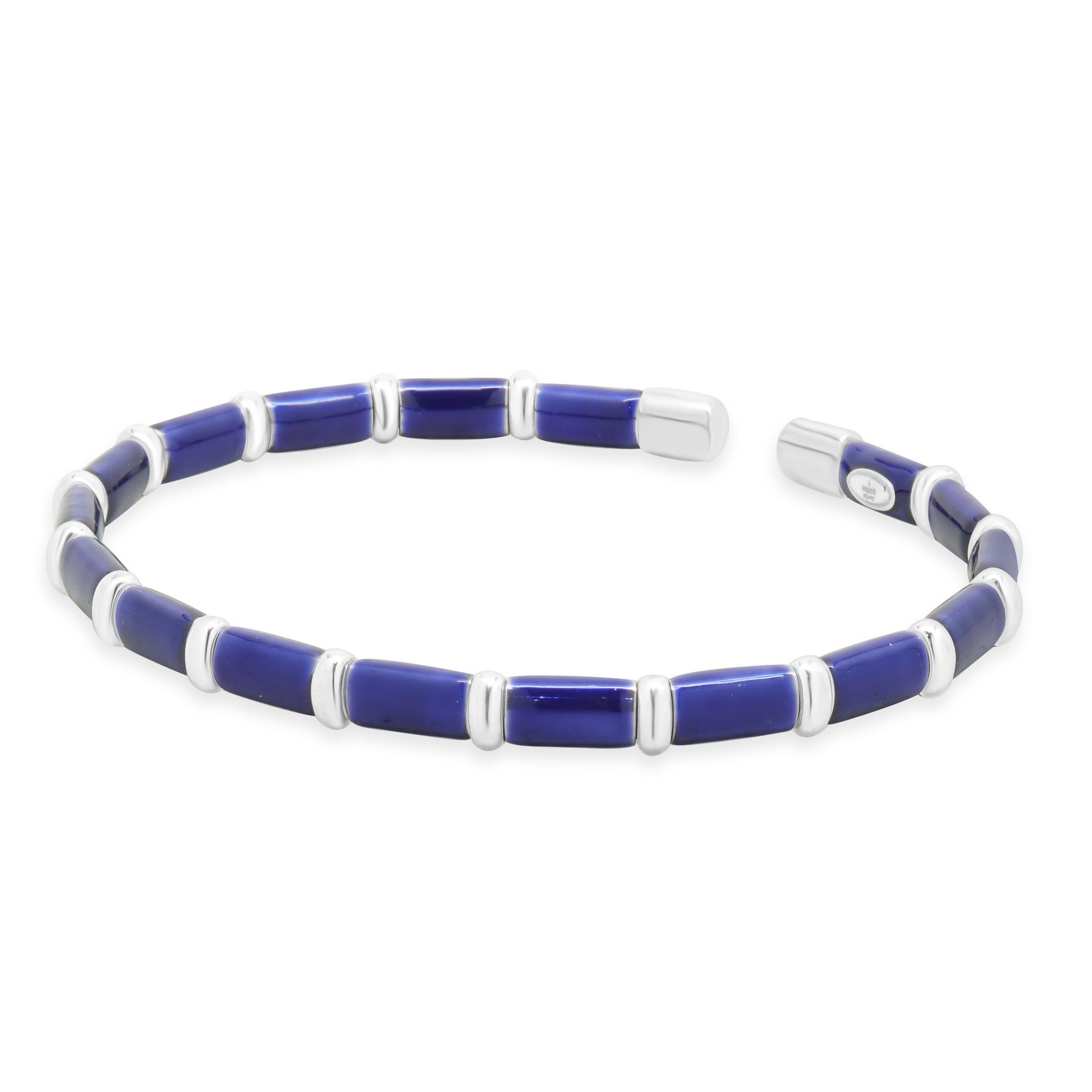 Designer: personalizzato
Materiale: Oro bianco 18 carati / argento sterling
Dimensioni: il braccialetto si adatta a un polso di 7.5 pollici
Peso: 14,85 grammi
