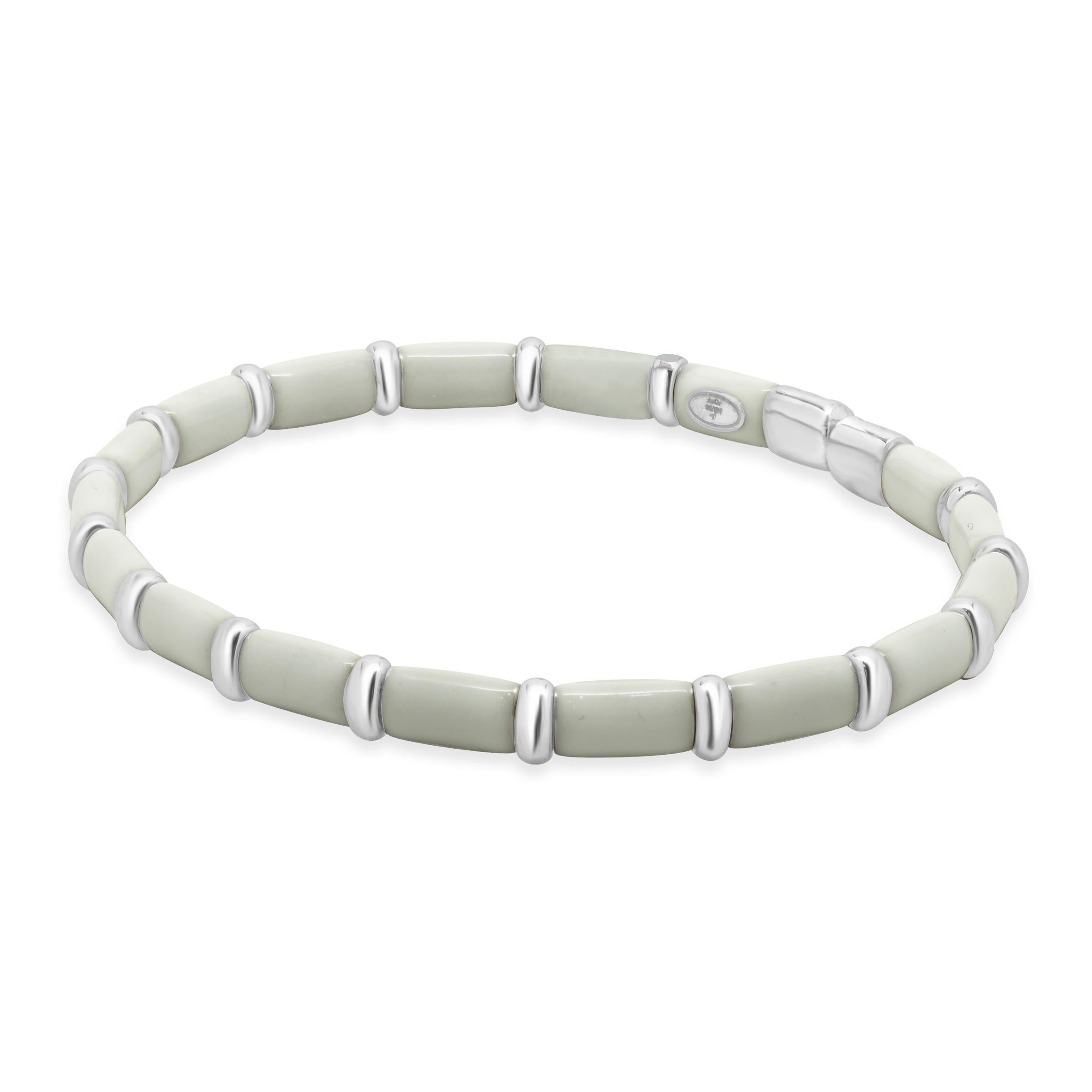 Designer: personalizzato
Materiale: Oro bianco 18 carati / argento sterling
Dimensioni: il braccialetto si adatta a un polso di 7.5 pollici
Peso: 15,25 grammi
