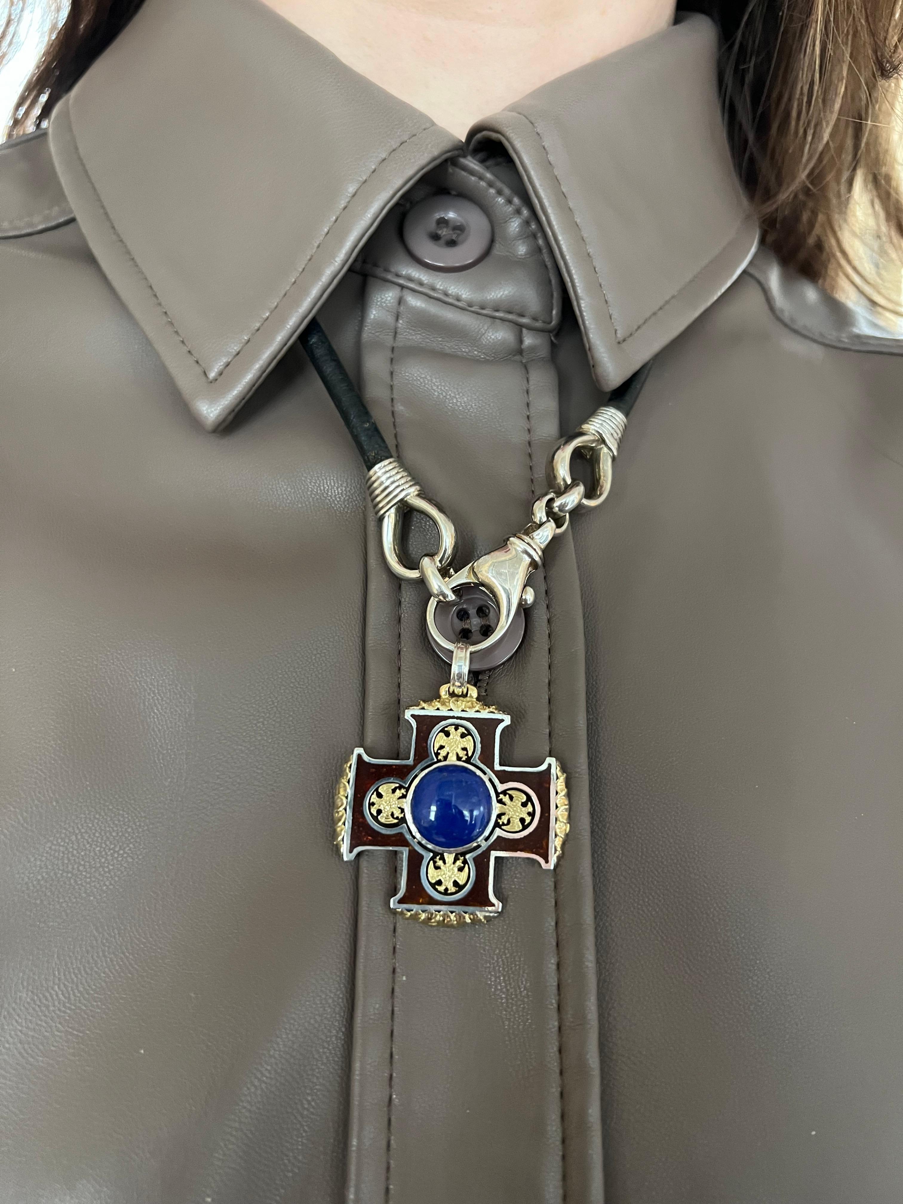 Ciondolo a forma di croce in argento sterling e oro giallo 18k con lapislazzuli cabochon e smalto rosso in vendita 1