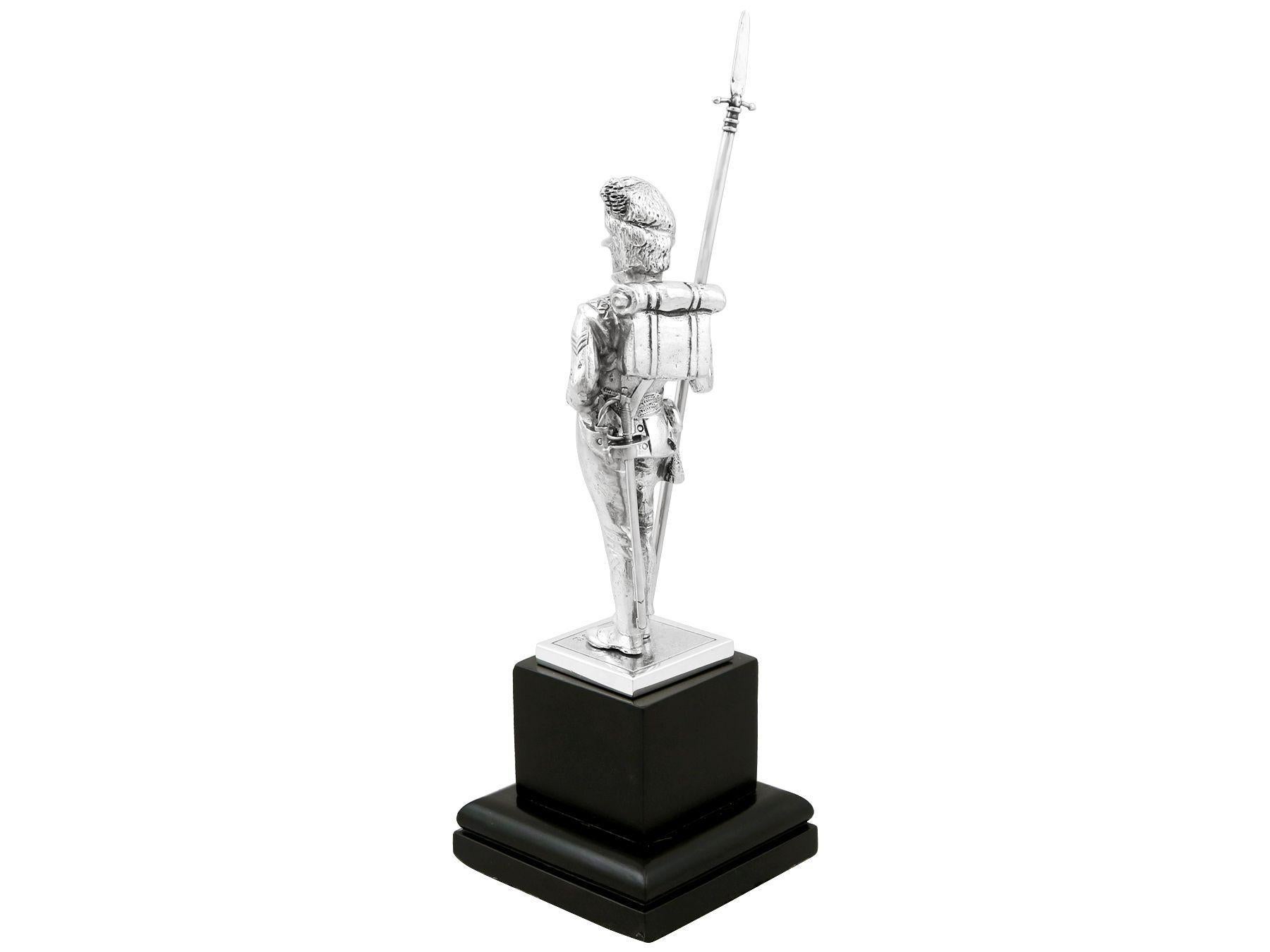 Anglais Trophée de présentation en argent sterling représentant un soldat, 1974 en vente