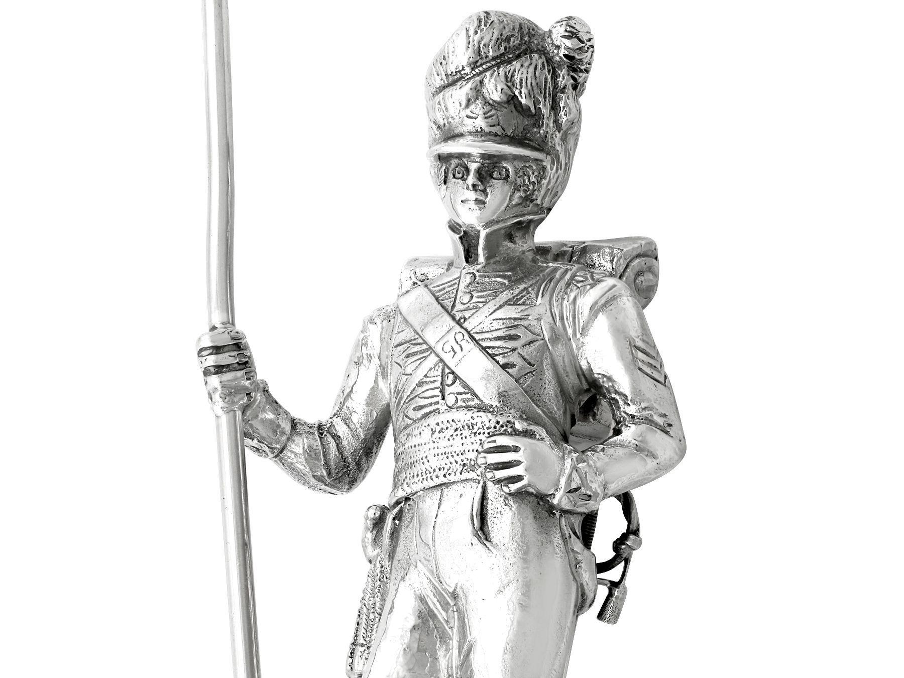 Fin du 20e siècle Trophée de présentation en argent sterling représentant un soldat, 1974 en vente