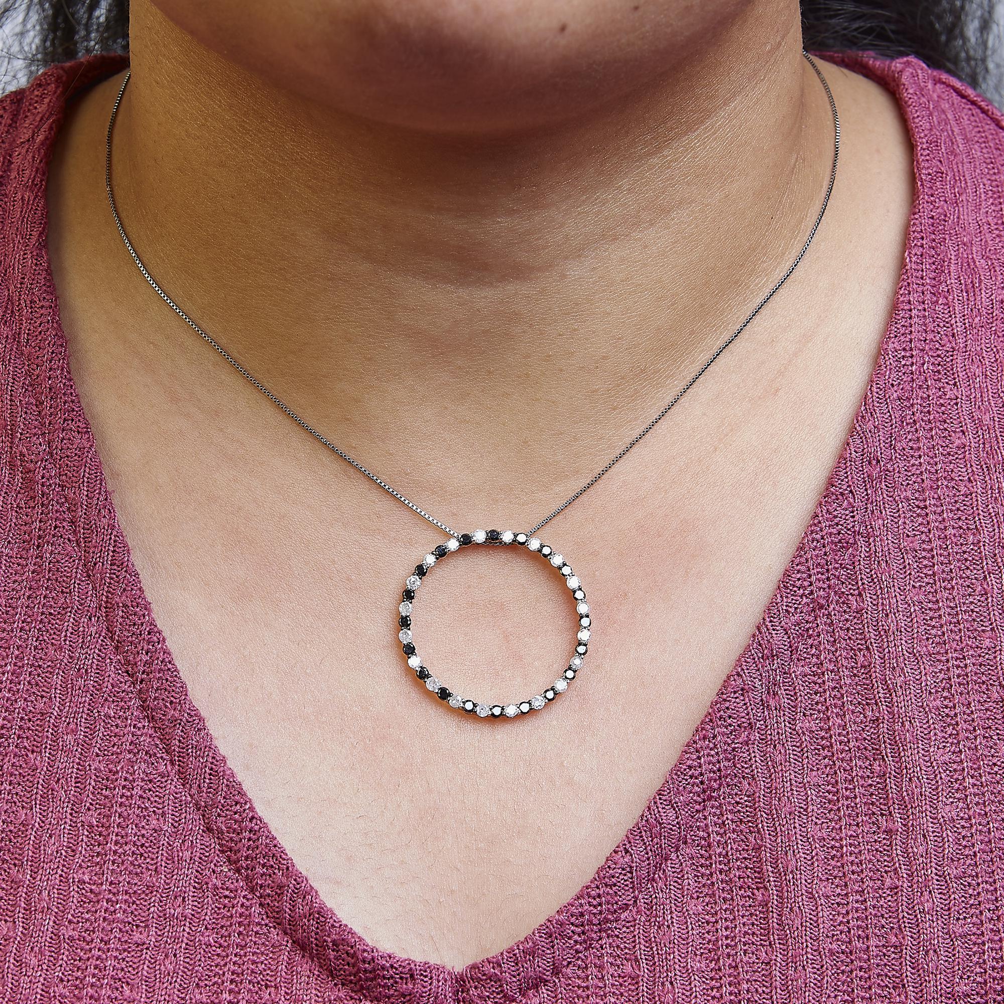 Taglio rotondo Collana con cerchio in argento sterling con diamanti trattati bianchi e neri da 2,0 cttw in vendita